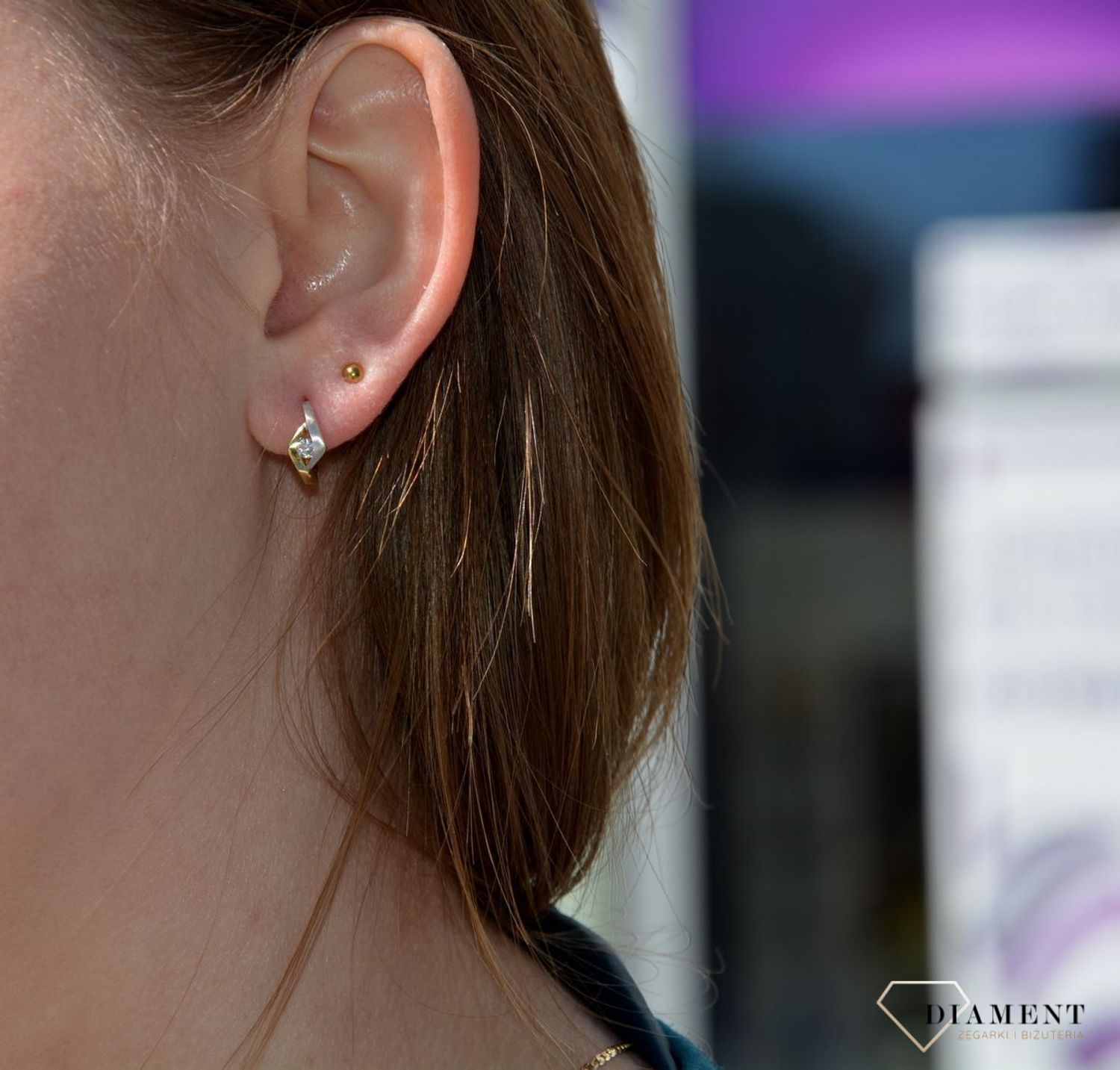 Złote kolczyki kółka 585 z białym złotem piaskowanym i cyrkonią 1 cm KLC-000000-163-585.jpg