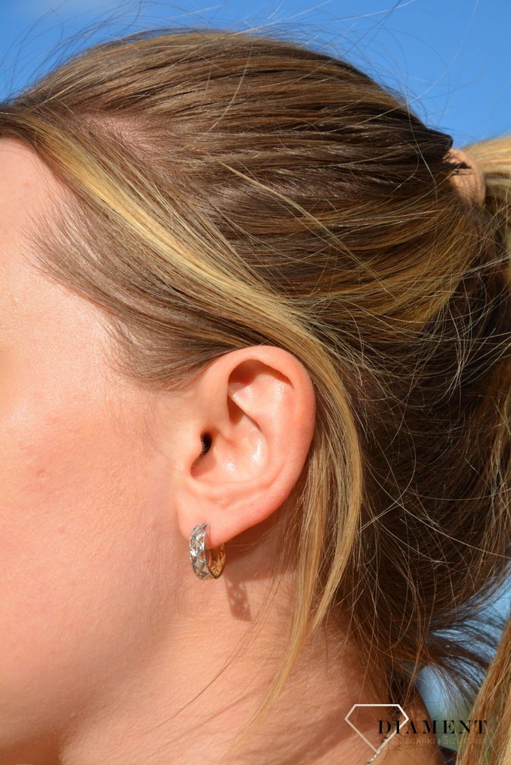 Złote kolczyki koła Apart 585 z białym złotem ażurowe, diamentowane 1,5 cm.jpg