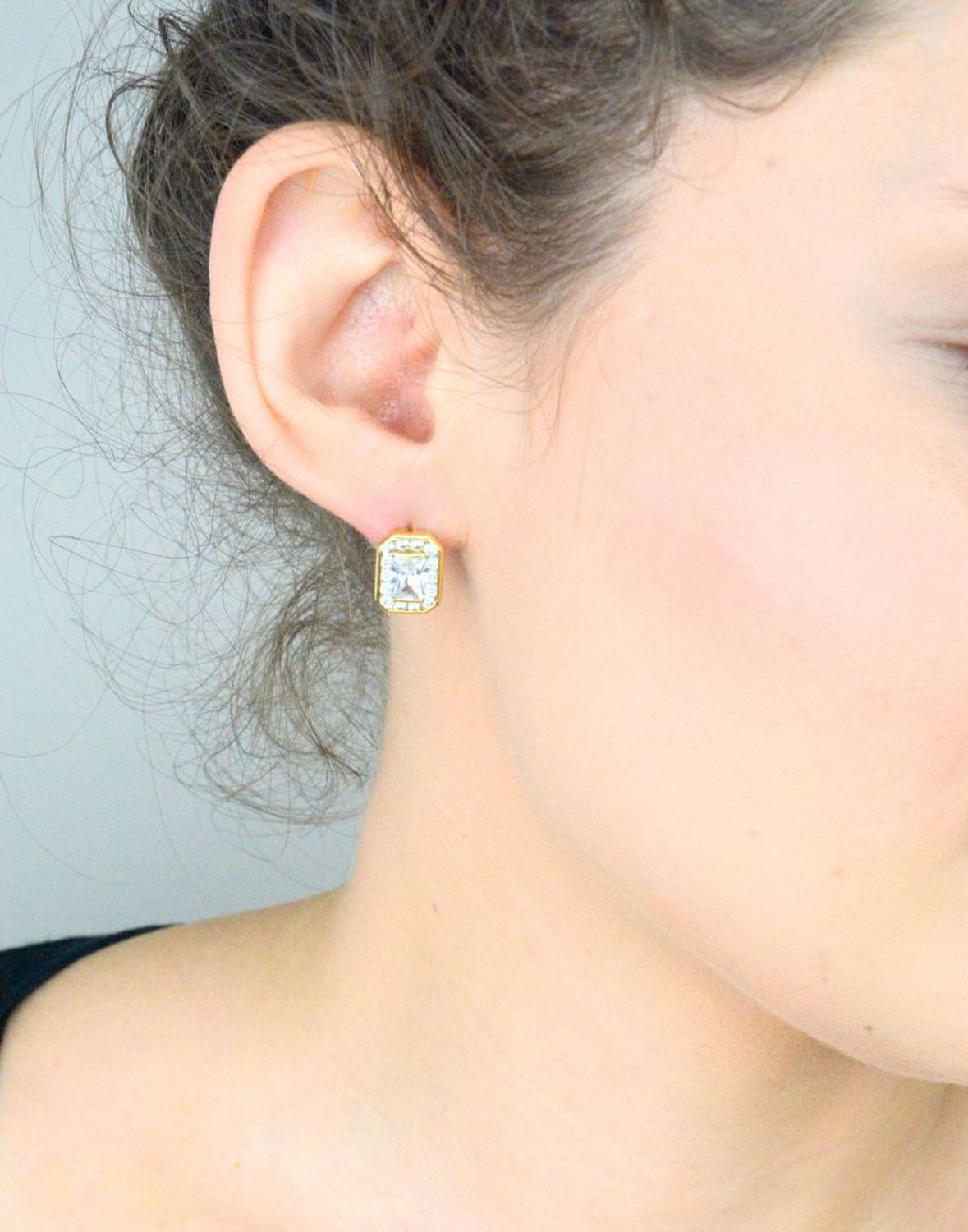 Kolczyki złote 585 duże kwadratowe cyrkonie KLC-000000-282-585 Eleganckie kolczyki na zapięcie angielskie są uroczym i skromnym dodatkiem,1.jpg
