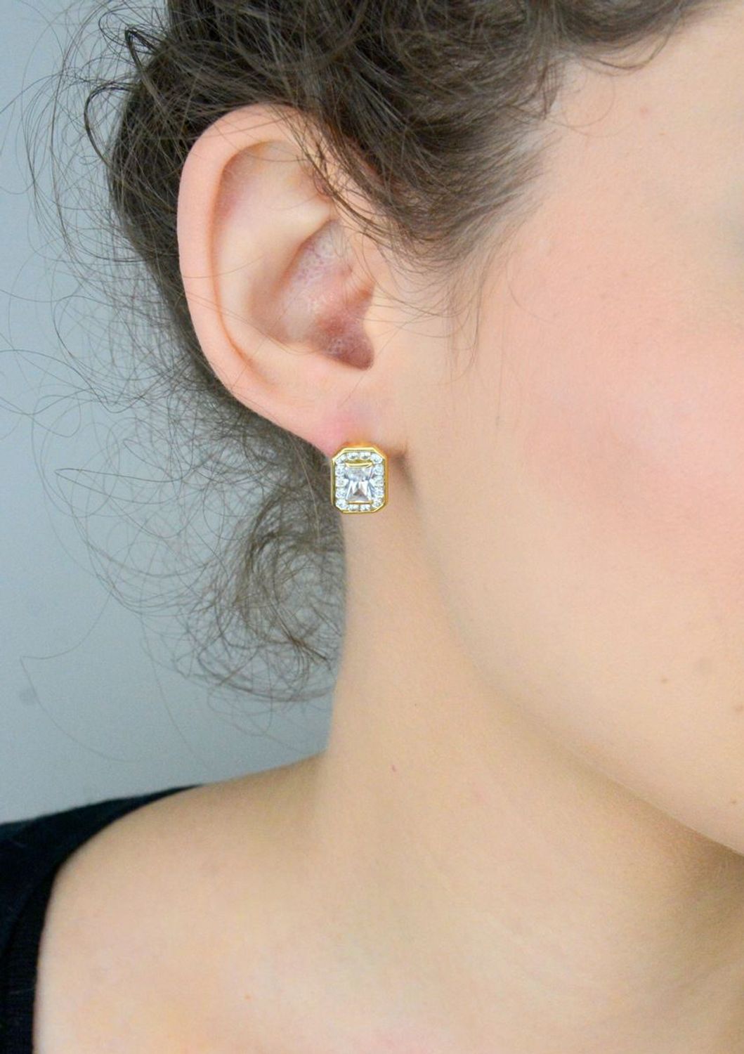 Kolczyki złote 585 duże kwadratowe cyrkonie KLC-000000-282-585 Eleganckie kolczyki na zapięcie angielskie są uroczym i skromnym dodatkiem,1.jpg