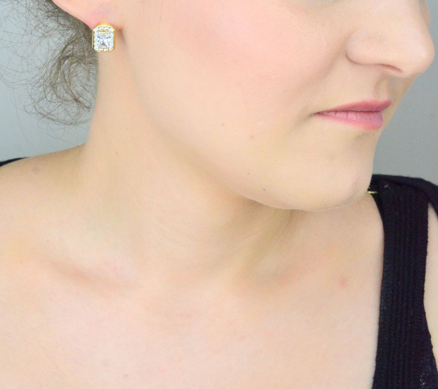 Kolczyki złote 585 duże kwadratowe cyrkonie KLC-000000-282-585 Eleganckie kolczyki na zapięcie angielskie są uroczym i skromnym dodatkiem,1.jpg