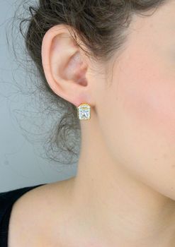 Kolczyki złote 585 duże kwadratowe cyrkonie KLC-000000-282-585 Eleganckie kolczyki na zapięcie angielskie są uroczym i skromnym dodatkiem (2).JPG