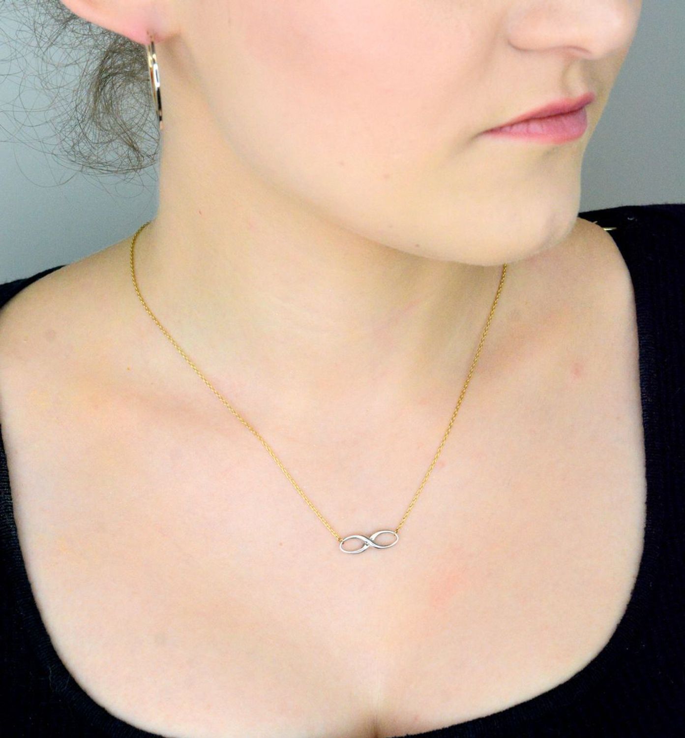 Kolczyki złote 585 ostro zakończone trzykolorowe KLC-000000-283-585 Stylowe kolczyki wykonane z wysokiej jakości złota próby 585. Kolczyki mają okrągły kształt na dole ostro 1.jpg