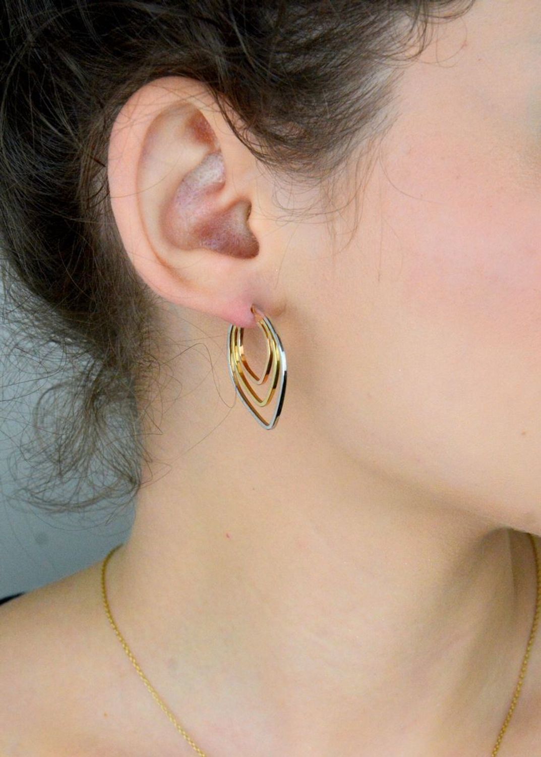 Kolczyki złote 585 ostro zakończone trzykolorowe KLC-000000-283-585 Stylowe kolczyki wykonane z wysokiej jakości złota próby 585. Kolczyki mają okrągły kształt na dole ostro 1.jpg