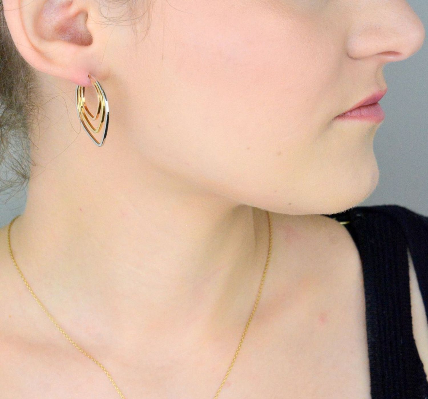 Kolczyki złote 585 ostro zakończone trzykolorowe KLC-000000-283-585 Stylowe kolczyki wykonane z wysokiej jakości złota próby 585. Kolczyki mają okrągły kształt na dole ostro 1.jpg