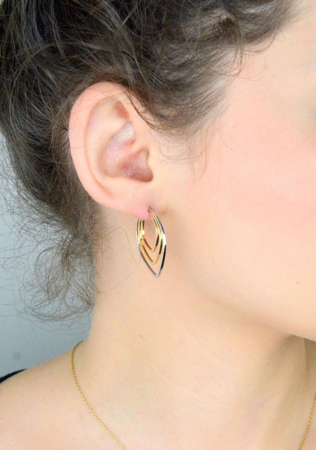 Kolczyki złote 585 ostro zakończone trzykolorowe KLC-000000-283-585 Stylowe kolczyki wykonane z wysokiej jakości złota próby 585. Kolczyki mają okrągły kształt na dole ostro 1.jpg