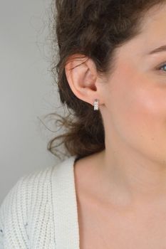 Kolczyki prostokąty złote łączone z cyrkoniami 585 KLC-000000-292-585  Kolczyki wykonane z najwyższej jakości białego złota próby 585 ✅ Złote kolczyki ozdobione cyrkonią ✅ Kolczyki z wygodnym zapięciem na sztyft. ✅ (2).JPG