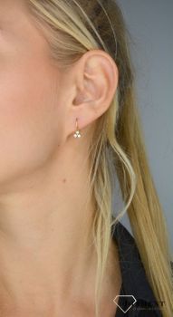 Piękne złote kolczyki idealne na prezent dla małej dziewczynki. Kolczyki w kształcie kwiatka z cyrkonii zapinane na bigiel. Świetny pomysł na prezent (2).JPG