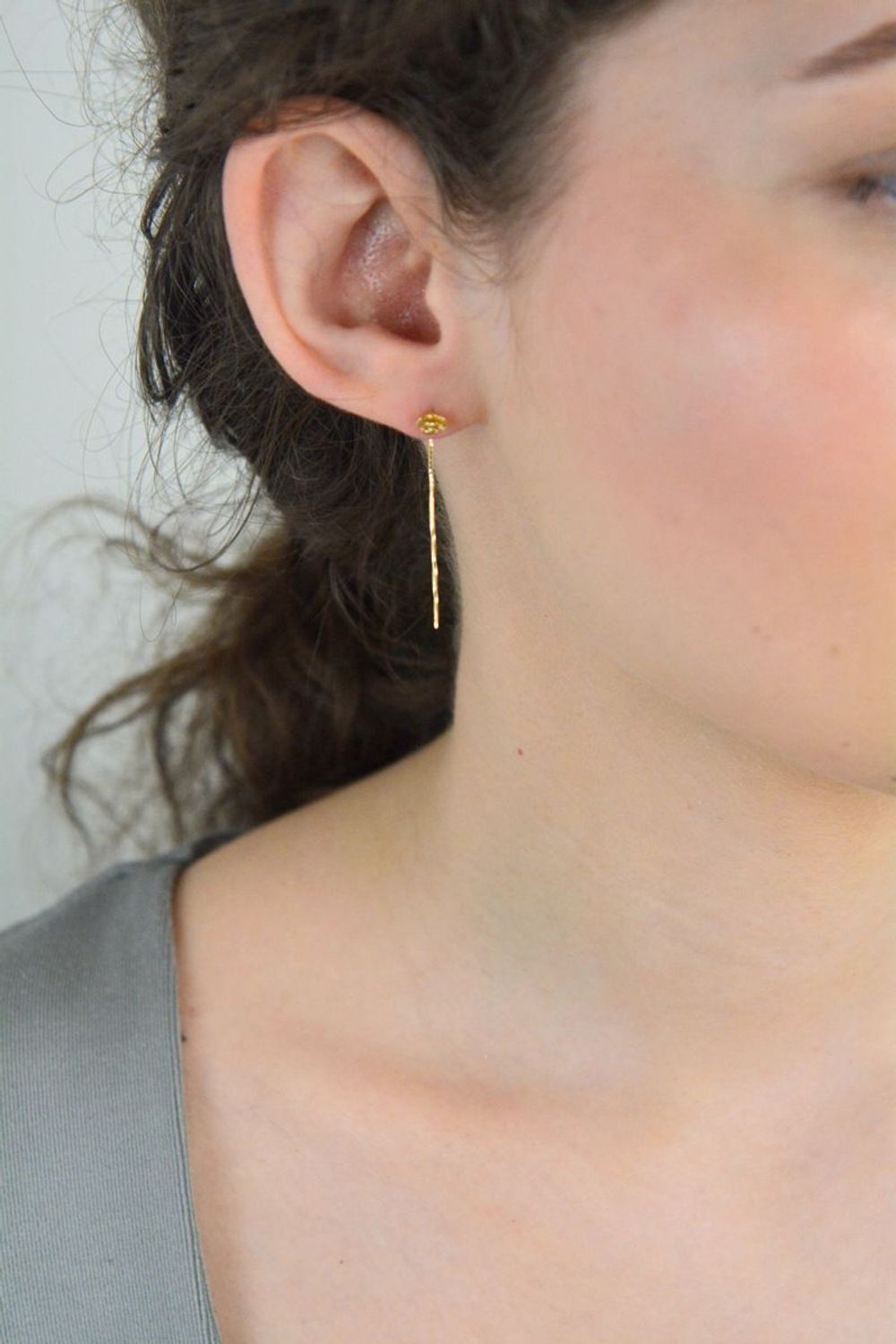 Złote kolczyki 585 przeciągane róże KLC-000000-386-585  Jeśli cenisz sobie minimalizm w dodatkach wybierz subtelne kolczyki kulki wykonane z najwyższej jakości złota 585. Kolczyki mają długość 1.jpg