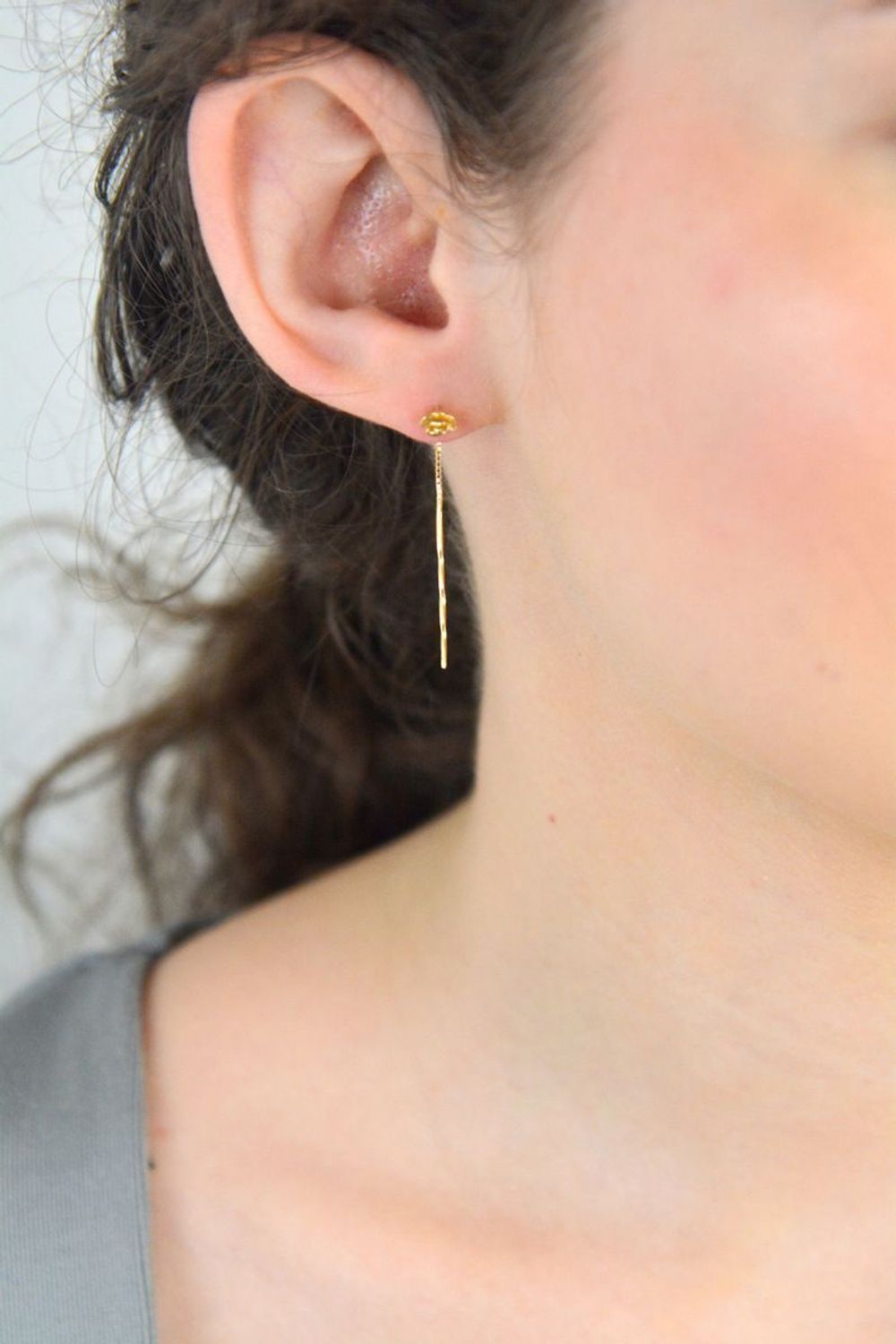 Złote kolczyki 585 przeciągane róże KLC-000000-386-585  Jeśli cenisz sobie minimalizm w dodatkach wybierz subtelne kolczyki kulki wykonane z najwyższej jakości złota 585. Kolczyki mają długość 1.jpg