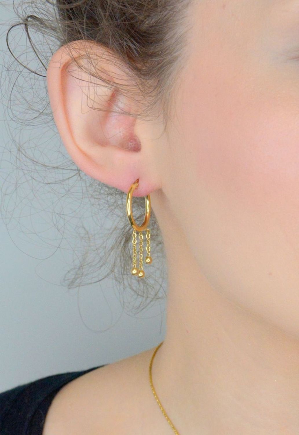 Kolczyki złote 585 koła z kuleczkami na łańcuszku KLC-000000-391-585 Damskie kolczyki wykonane ze złota próby 585. Kolczyki delikatne kółeczka z wiszącymi trzema 1.jpg