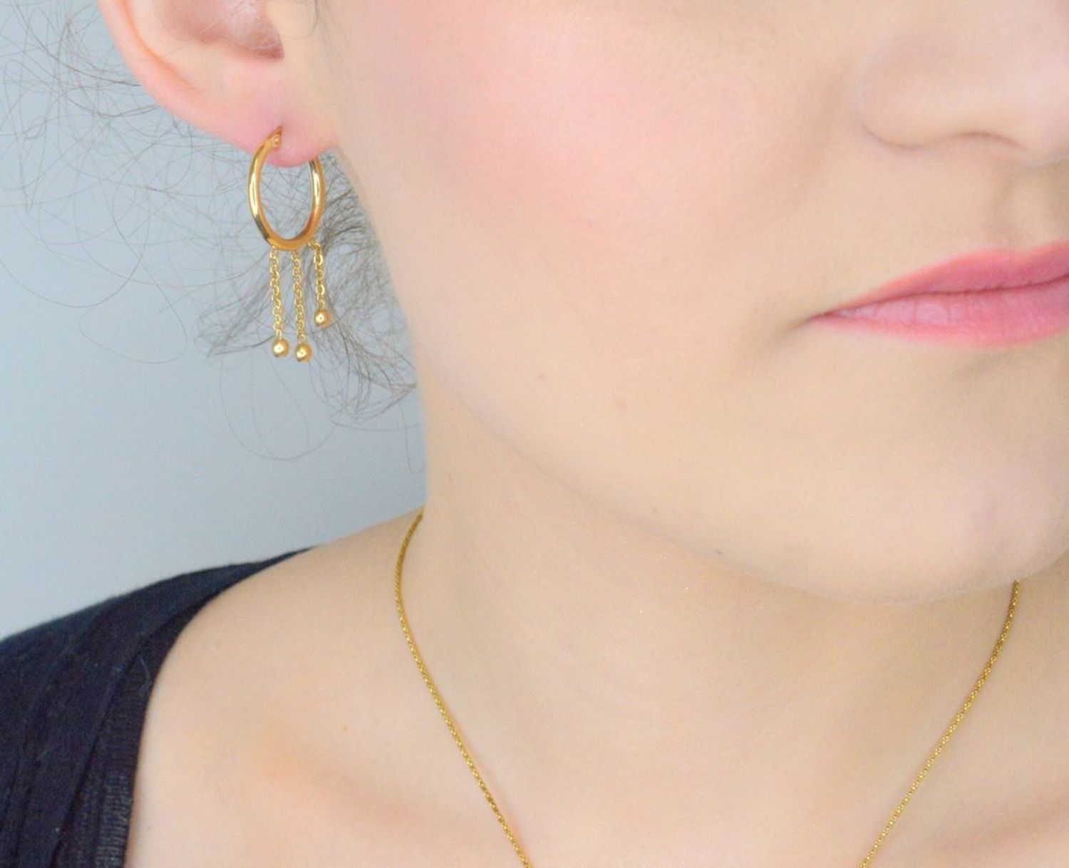 Kolczyki złote 585 koła z kuleczkami na łańcuszku KLC-000000-391-585 Damskie kolczyki wykonane ze złota próby 585. Kolczyki delikatne kółeczka z wiszącymi trzema 1.jpg