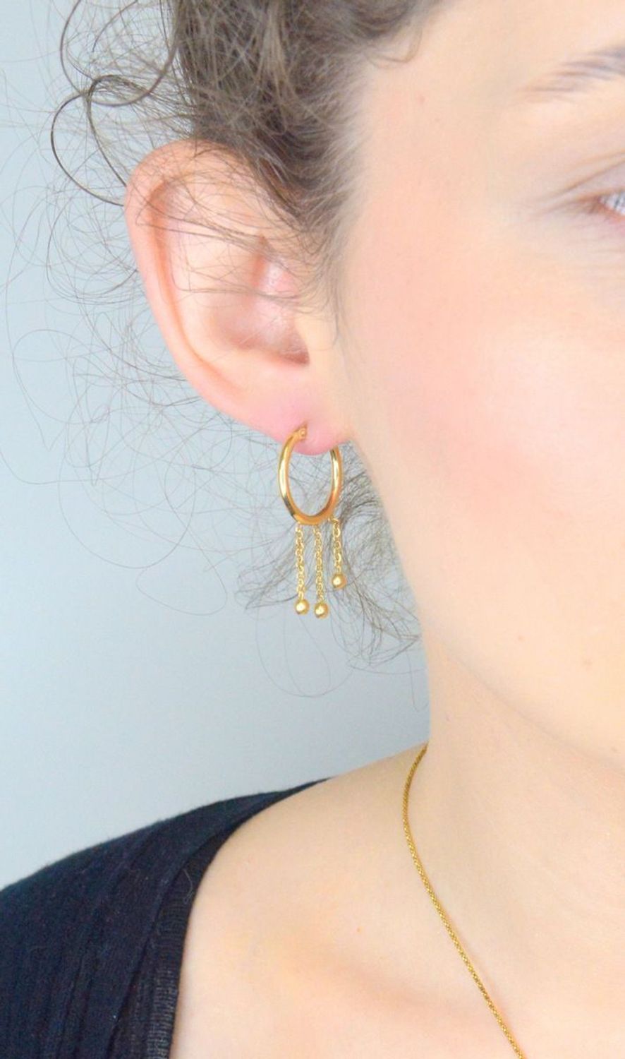 Kolczyki złote 585 koła z kuleczkami na łańcuszku KLC-000000-391-585 Damskie kolczyki wykonane ze złota próby 585. Kolczyki delikatne kółeczka z wiszącymi trzema 1.jpg