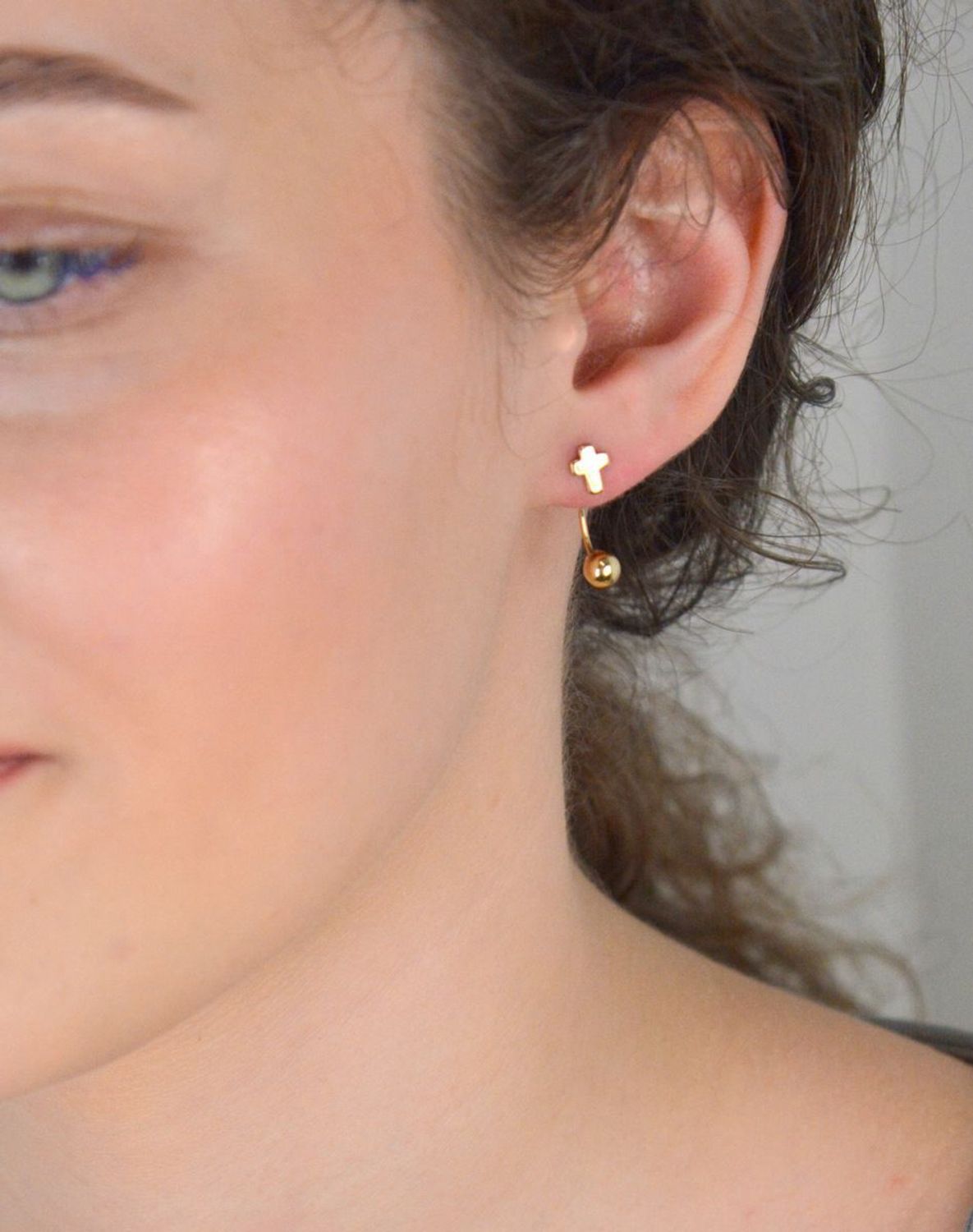 Kolczyki krzyże z wiszącą kulką 585 KLC-000000-392-585.jpg