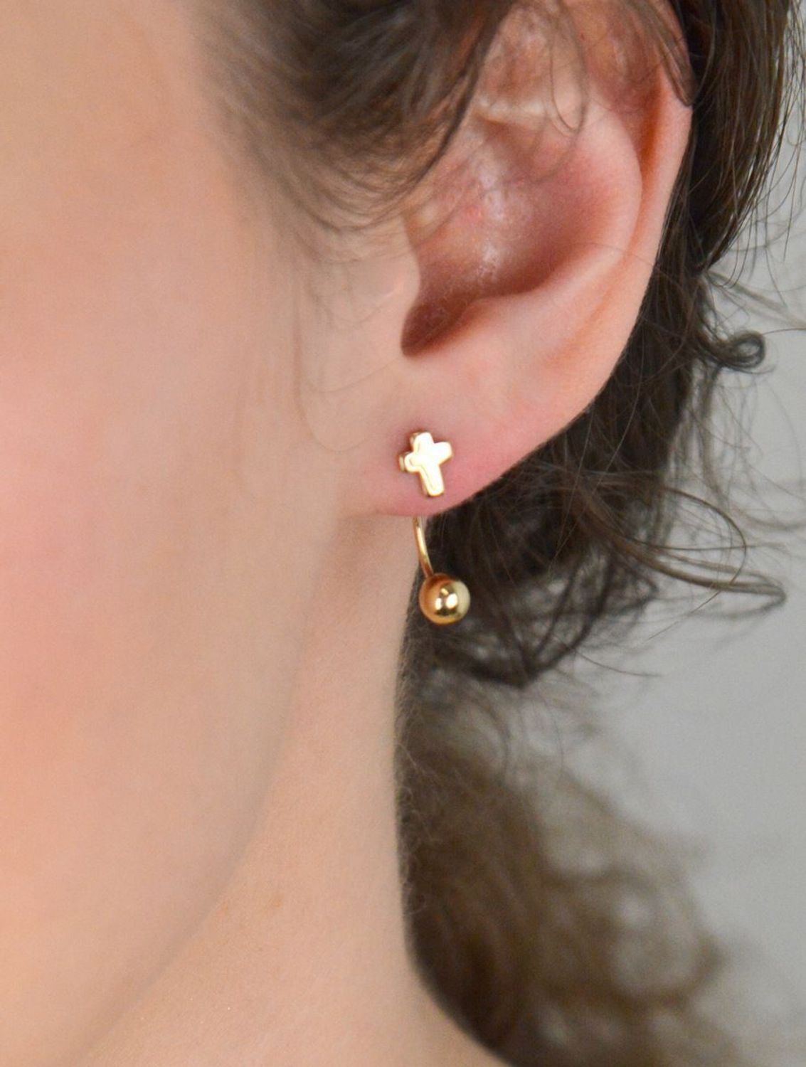 Kolczyki krzyże z wiszącą kulką 585 KLC-000000-392-585.jpg