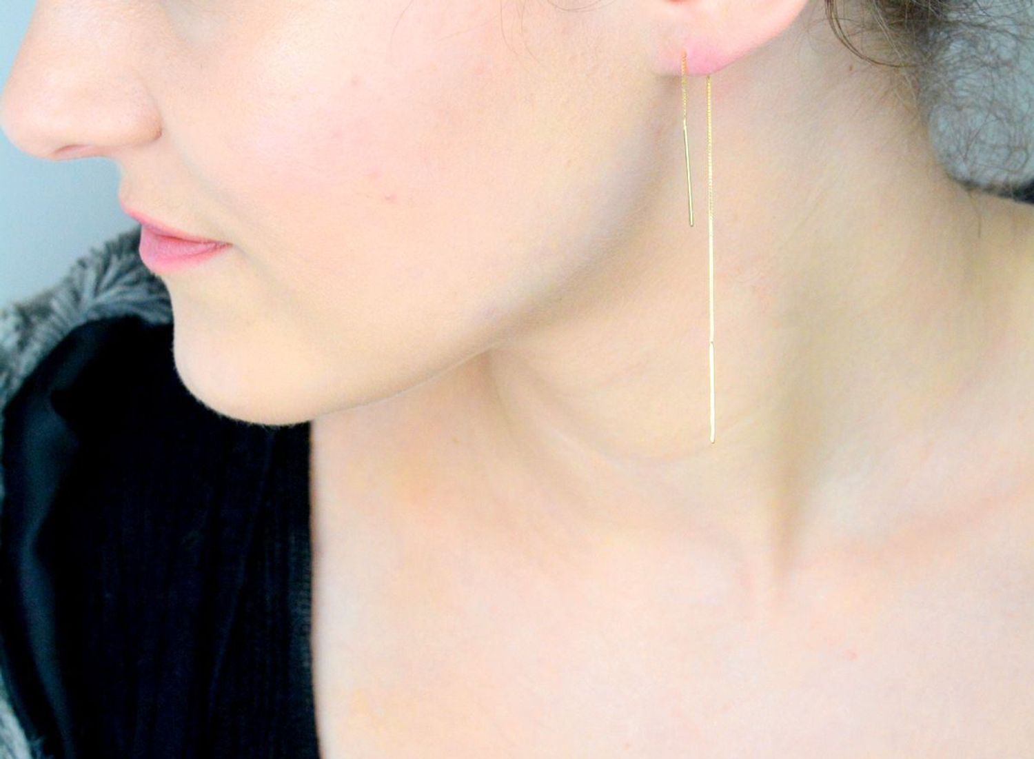 Kolczyki damskie złote 585 proste przeciągane KLC-000000-393-585 Jeśli cenisz sobie minimalizm w dodatkach wybierz subtelne kolczyki wykonane z najwyższej jakości złota 585. 1.jpg