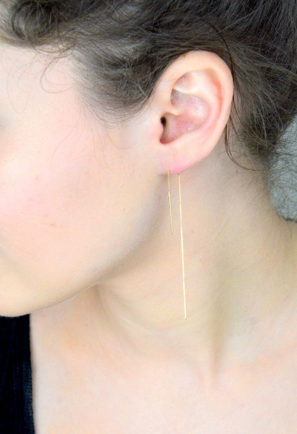 Kolczyki damskie złote 585 proste przeciągane KLC-000000-393-585 Jeśli cenisz sobie minimalizm w dodatkach wybierz subtelne kolczyki wykonane z najwyższej jakości złota 585. 1.jpg