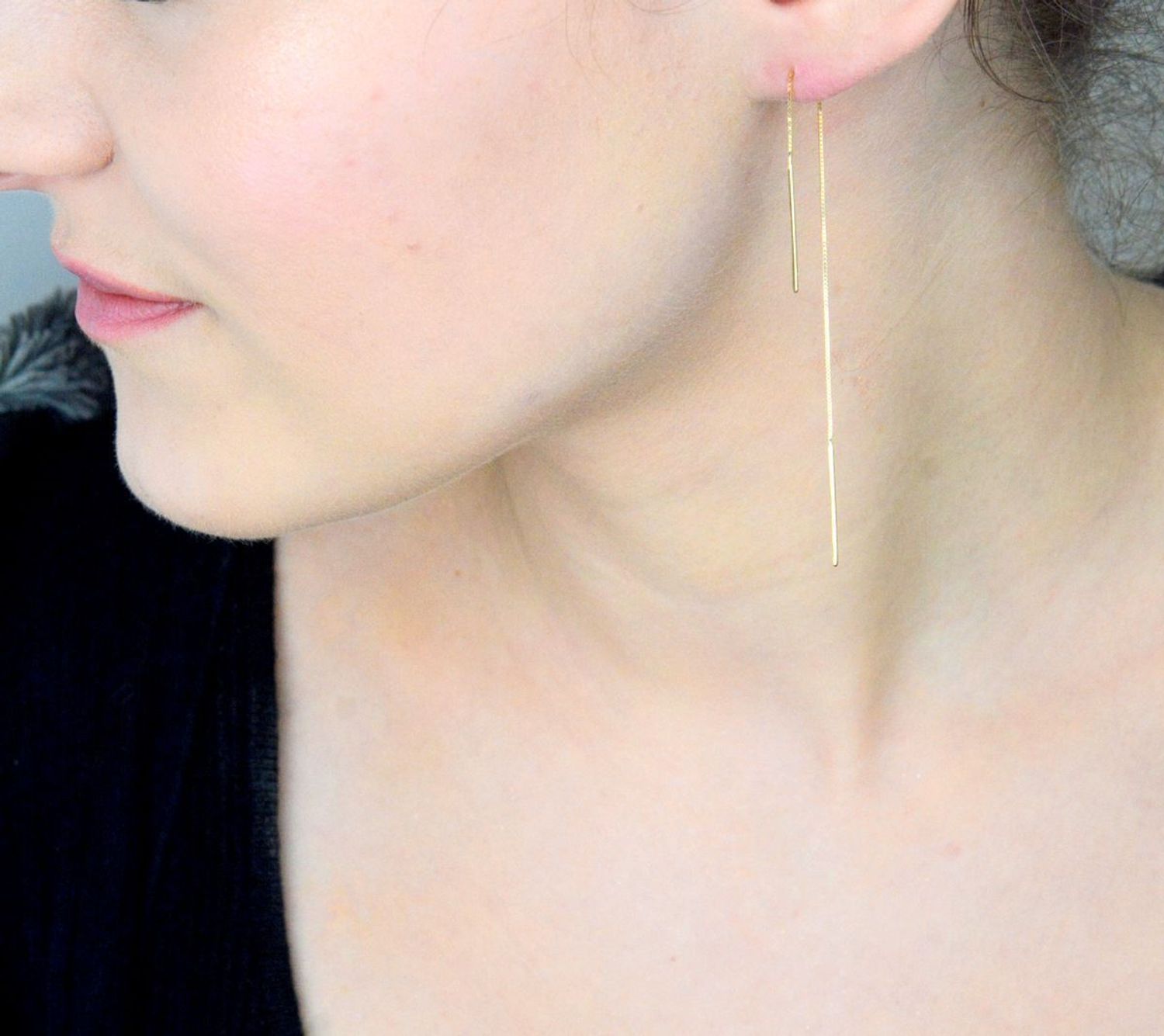 Kolczyki damskie złote 585 proste przeciągane KLC-000000-393-585 Jeśli cenisz sobie minimalizm w dodatkach wybierz subtelne kolczyki wykonane z najwyższej jakości złota 585. 1.jpg