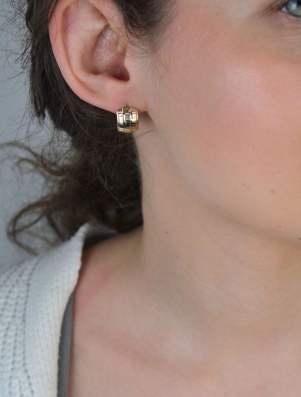 Kolczyki grawerowane z białym złotem KLC-000000-401-585.jpg