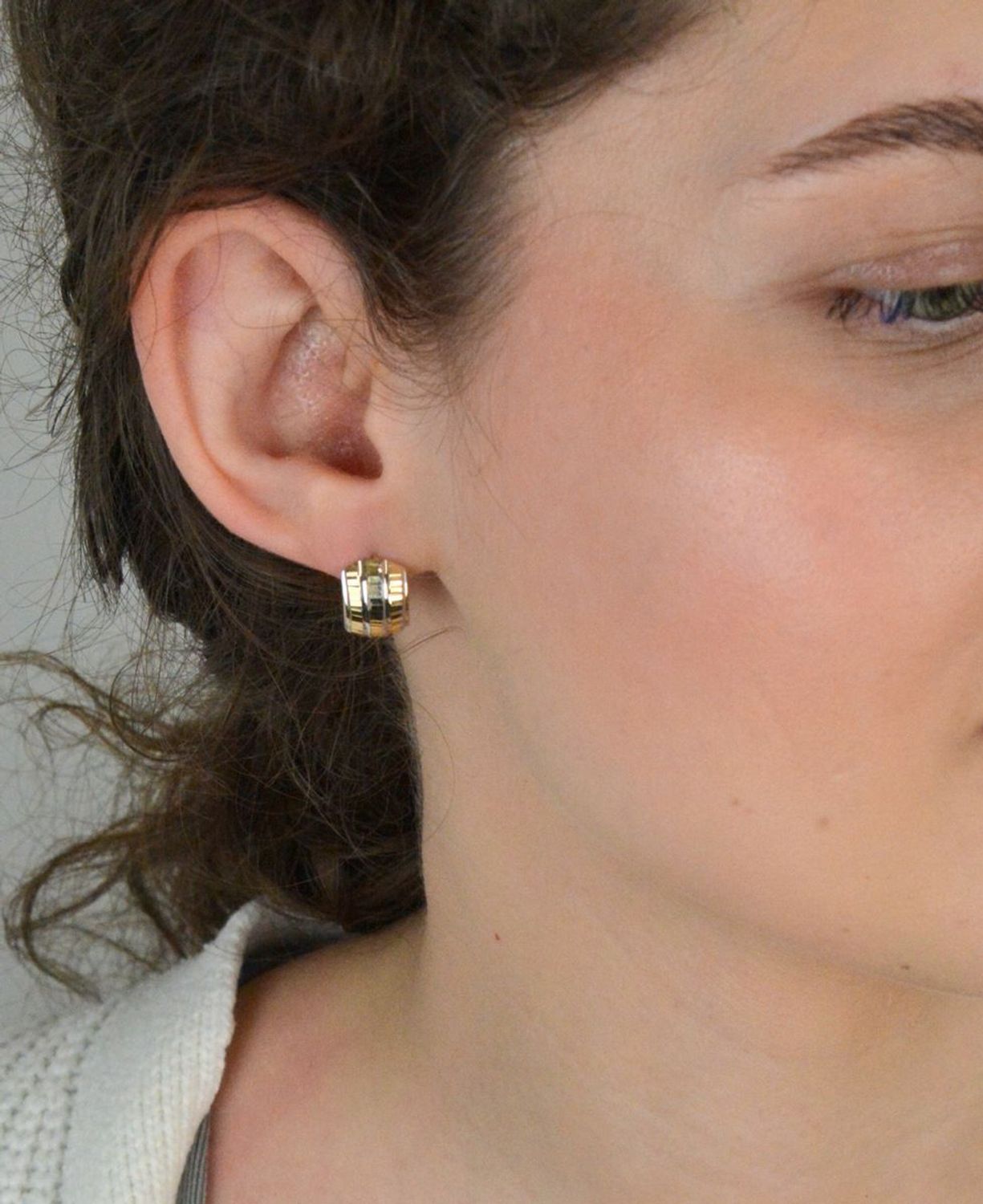 Kolczyki grawerowane z białym złotem KLC-000000-401-585.jpg