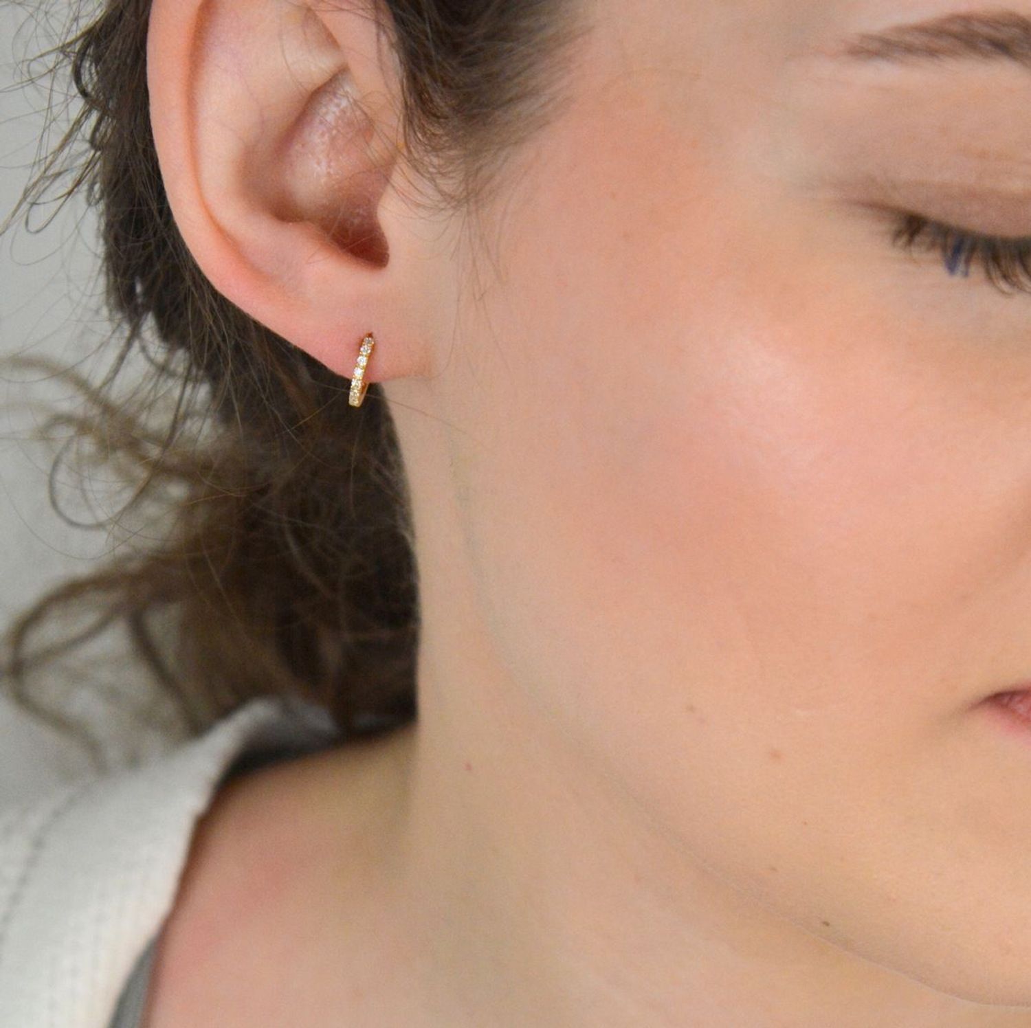 Kolczyki złote delikatne kółeczka z cyrkoniami 585 KLC-000000-402-585.jpg