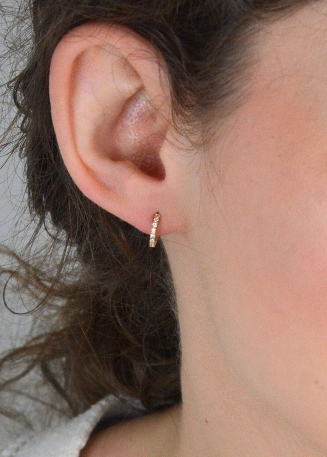 Kolczyki złote delikatne kółeczka z cyrkoniami 585 KLC-000000-402-585.jpg