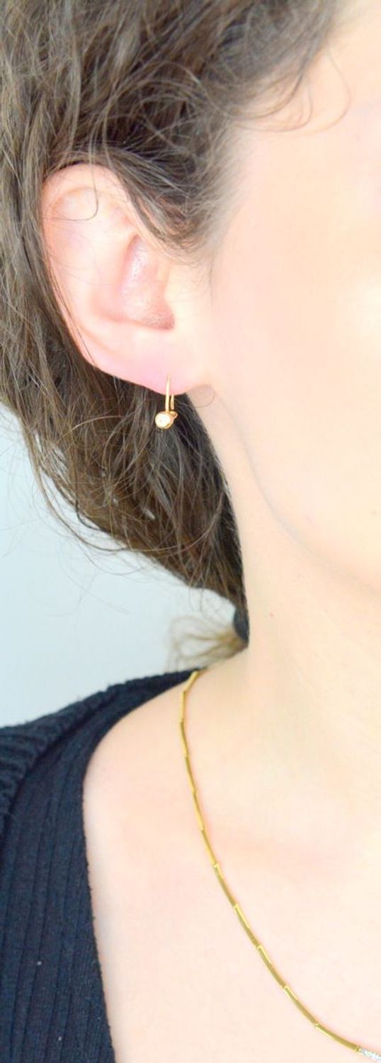 Kolczyki złote damskie z okrągłą cyrkonią w złotej oprawie próba 585. Eleganckie, złote kolczyki z cyrkonią i zapięciem angielskim to ponadczasowy wybór, 1.jpg