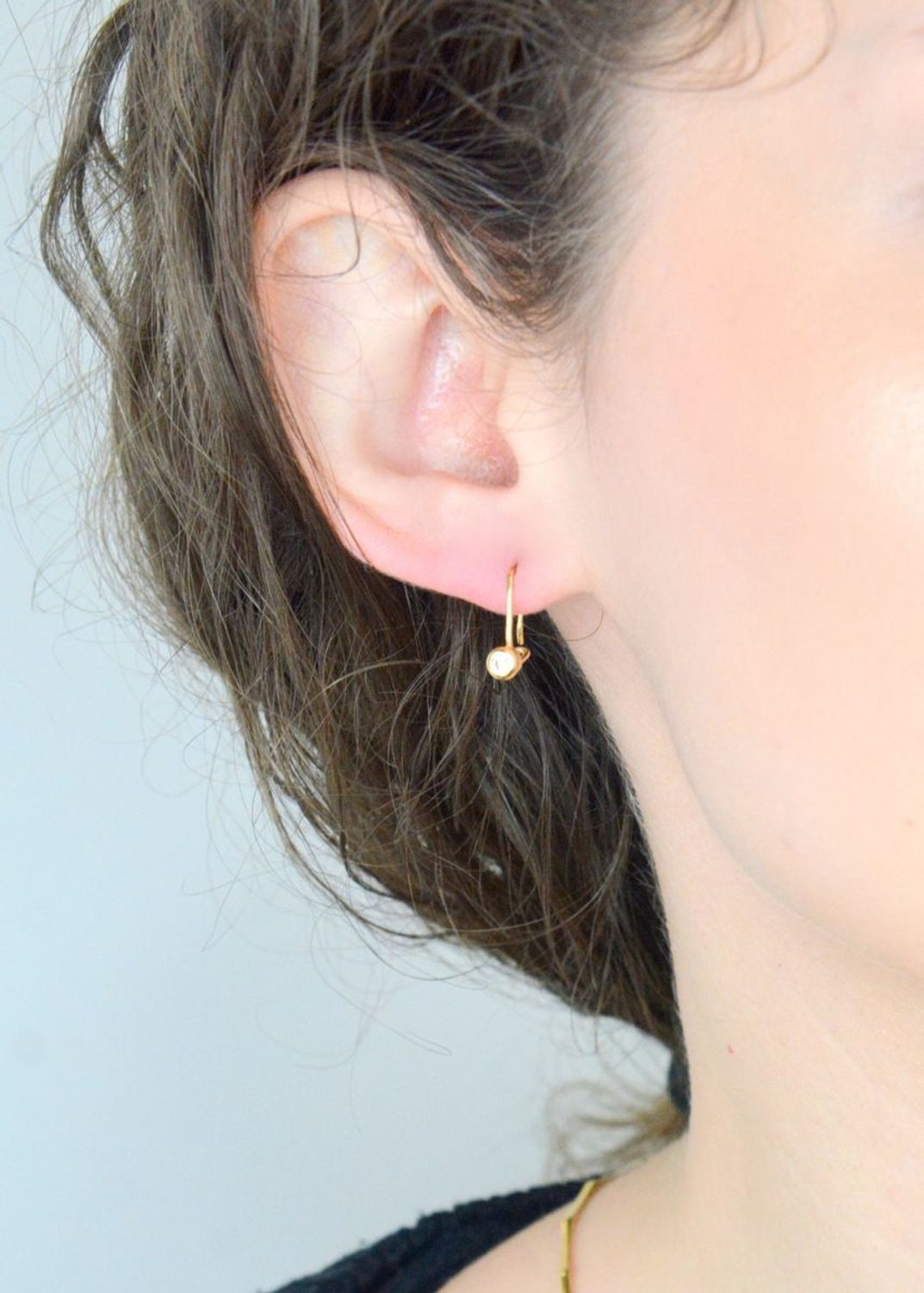 Kolczyki złote damskie z okrągłą cyrkonią w złotej oprawie próba 585. Eleganckie, złote kolczyki z cyrkonią i zapięciem angielskim to ponadczasowy wybór, 1.jpg