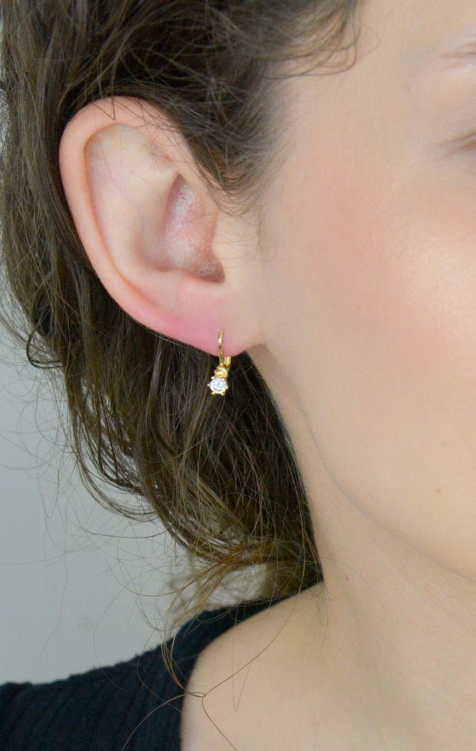 Kolczyki złote damskie z okrągłą cyrkonią w łapkach próba 585. Au.jpg