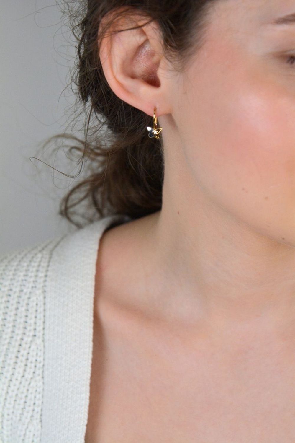 Złote kolczyki dla dziewczynki motylki z żółtego i białego złota  z białą cyrkonią 585- KLC-000000-407-585. Złote kolczyki motylki wykonane z 14- 1.jpg