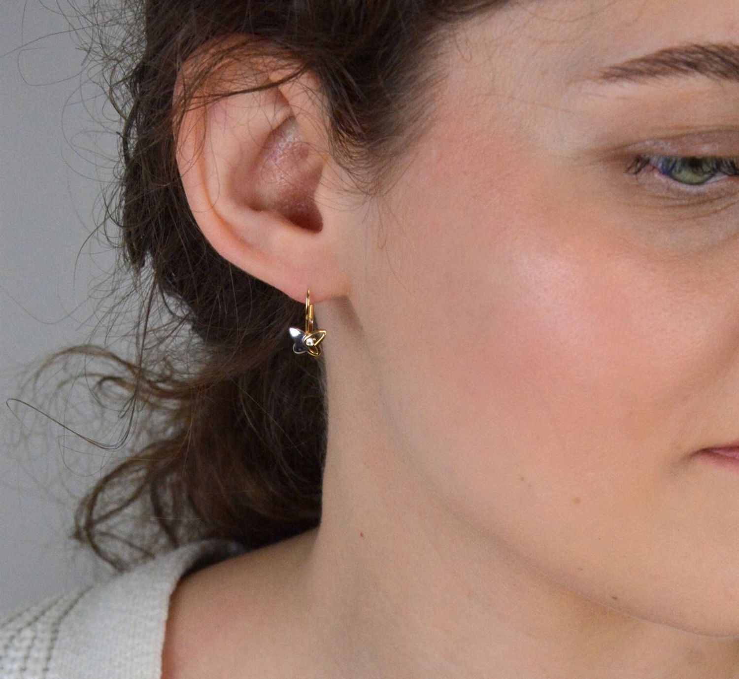 Złote kolczyki dla dziewczynki motylki z żółtego i białego złota  z białą cyrkonią 585- KLC-000000-407-585. Złote kolczyki motylki wykonane z 14- 1.jpg