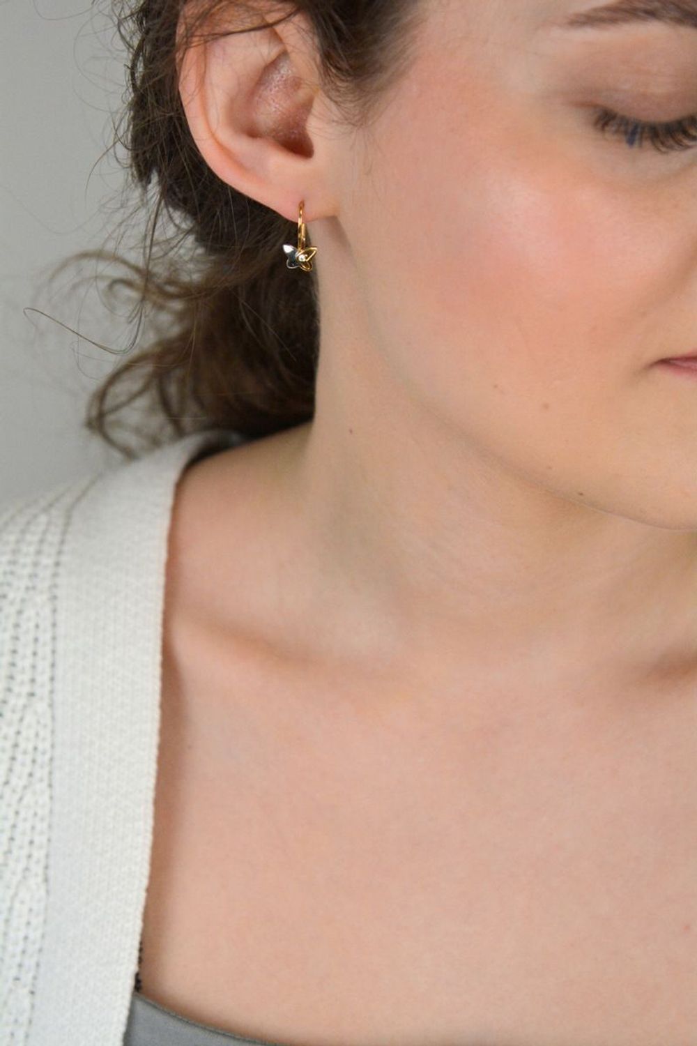 Złote kolczyki dla dziewczynki motylki z żółtego i białego złota  z białą cyrkonią 585- KLC-000000-407-585. Złote kolczyki motylki wykonane z 14- 1.jpg