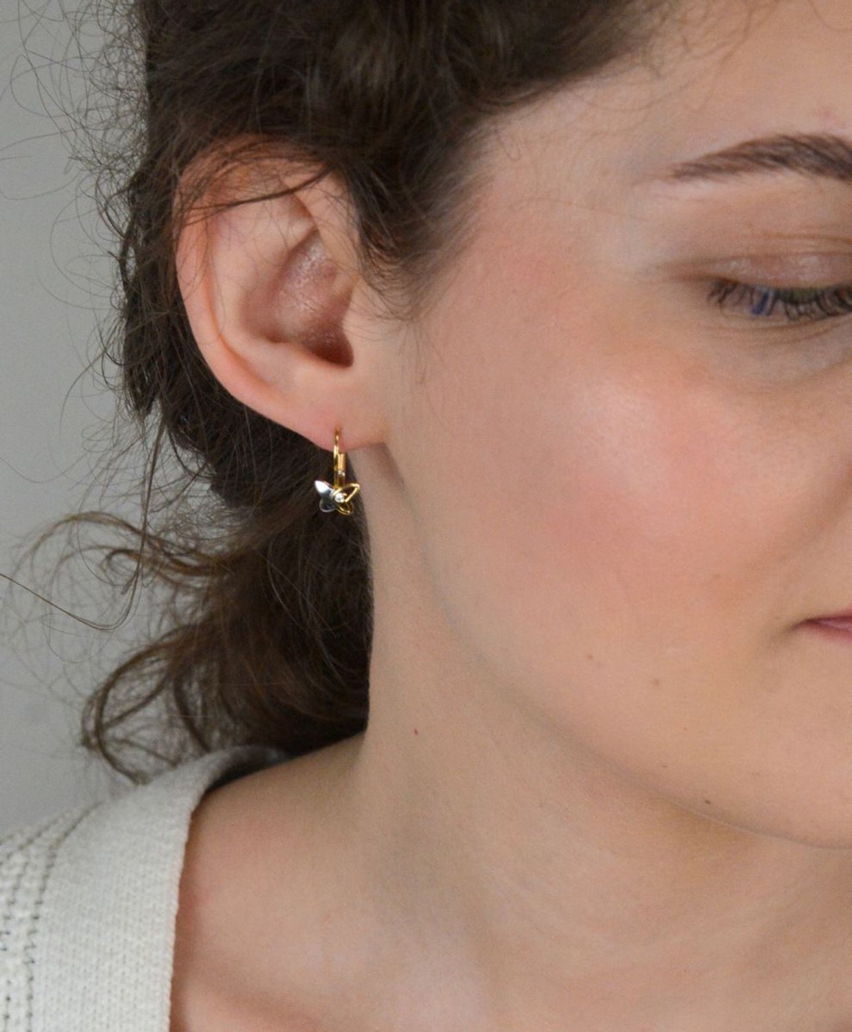 Złote kolczyki dla dziewczynki motylki z żółtego i białego złota  z białą cyrkonią 585- KLC-000000-407-585. Złote kolczyki motylki wykonane z 14- 1.jpg