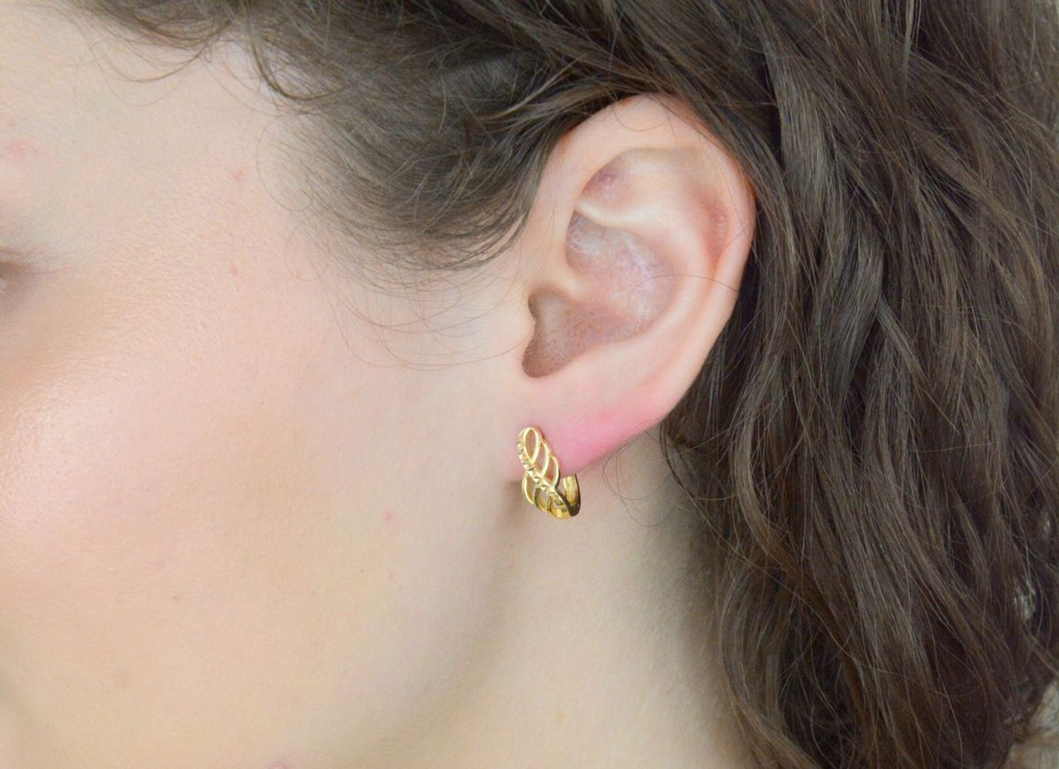 Kolczyki damskie złote 585 z grawerowaną powierzchnią.jpg