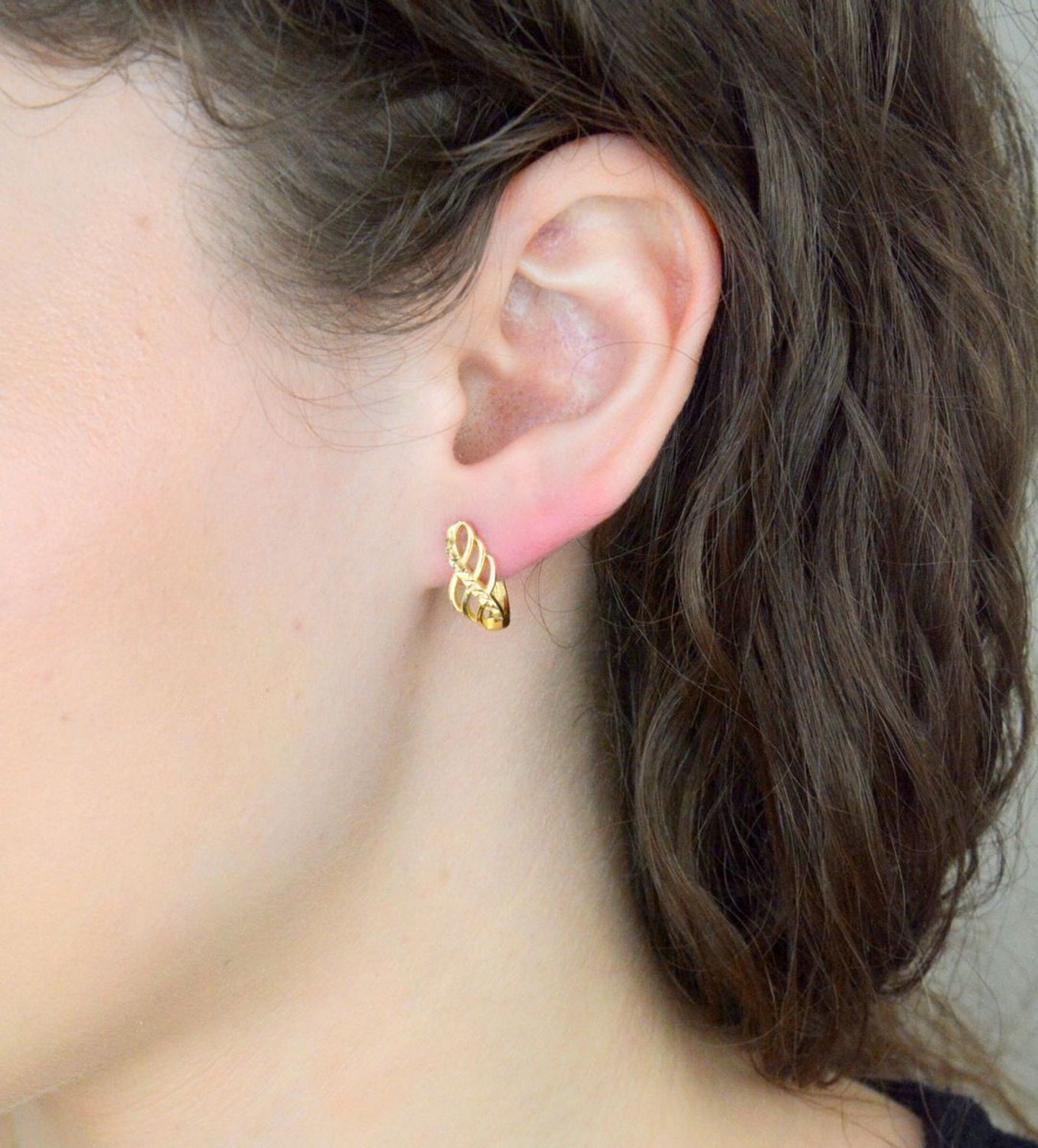 Kolczyki damskie złote 585 z grawerowaną powierzchnią.jpg