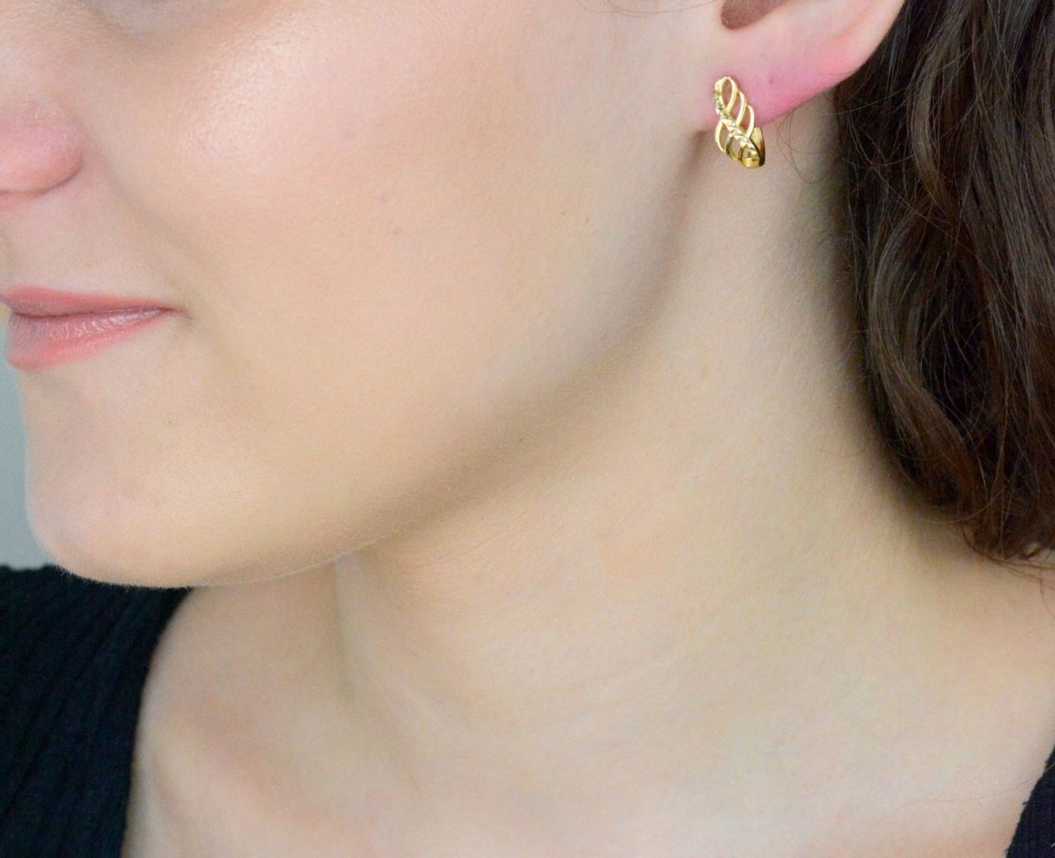 Kolczyki damskie złote 585 z grawerowaną powierzchnią.jpg