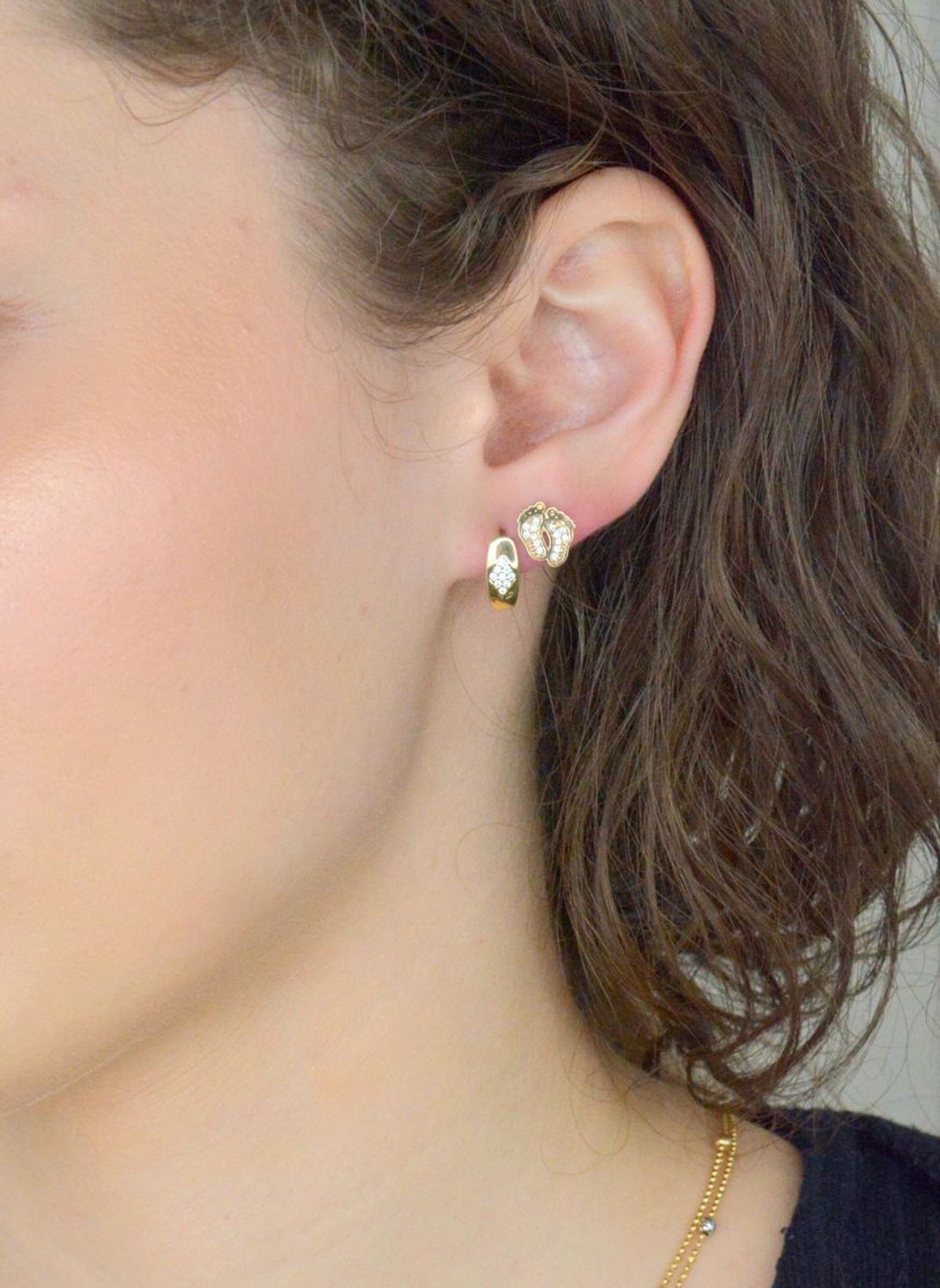 Kolczyki złote damskie z rombem z cyrkonii próba 585. Eleganckie, złote kolczyki z cyrkoniami i zapięciem angielskim to ponadczasowy wybór, który doda blasku każdej stylizacji. Wykonane z wysokiej jakości złota próby 585,1.jpg