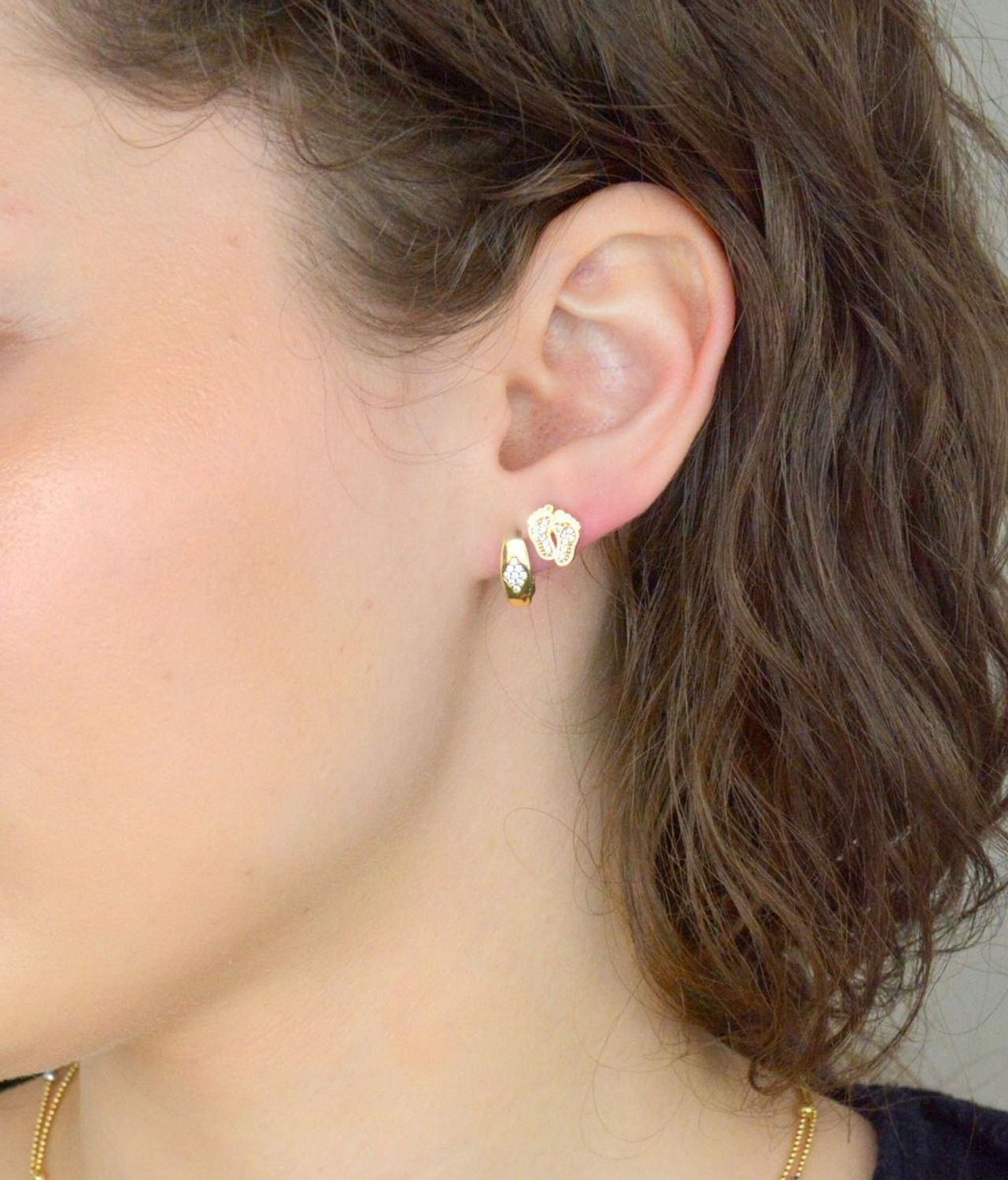 Kolczyki złote damskie z rombem z cyrkonii próba 585. Eleganckie, złote kolczyki z cyrkoniami i zapięciem angielskim to ponadczasowy wybór, który doda blasku każdej stylizacji. Wykonane z wysokiej jakości złota próby 585,1.jpg