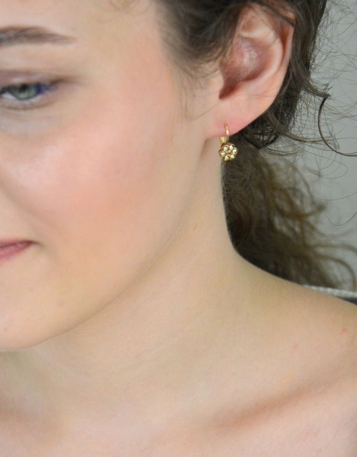 Złote kolczyki kwiatki z różową cyrkonią na środku i białymi wokół 585-  KLC-000000-428-585. Złote kolczyki kwiatki wykonane z 14-karatowego złota ozdobione cyrkoniami to doskonały pomysł na 1.jpg