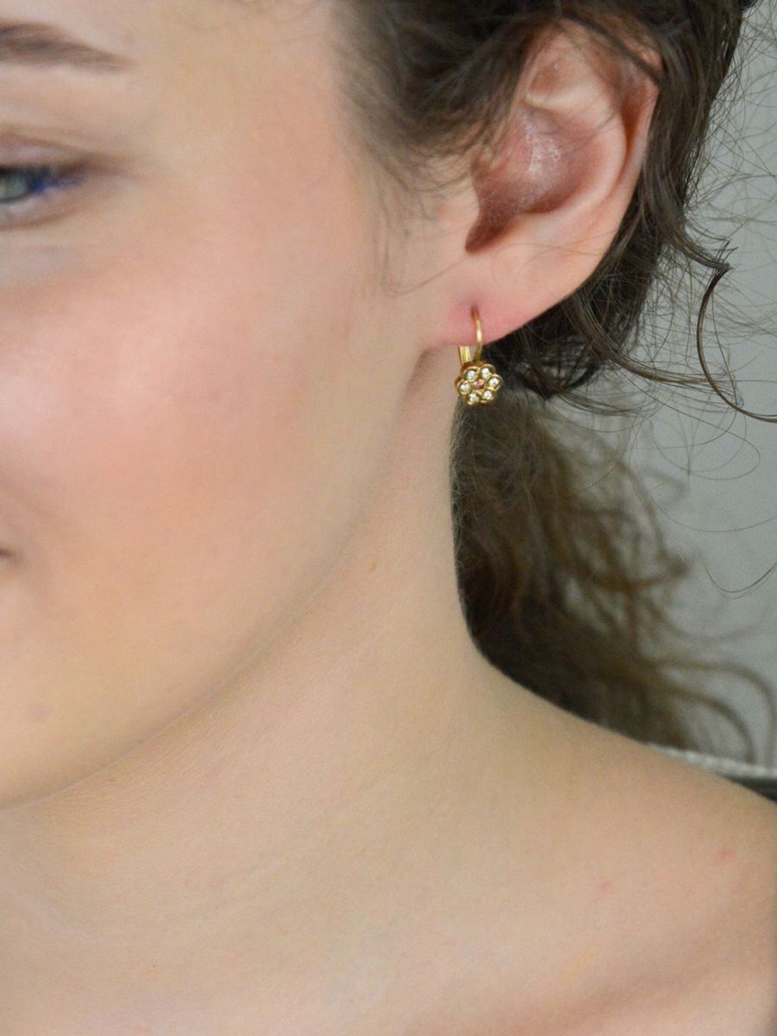 Złote kolczyki kwiatki z różową cyrkonią na środku i białymi wokół 585-  KLC-000000-428-585. Złote kolczyki kwiatki wykonane z 14-karatowego złota ozdobione cyrkoniami to doskonały pomysł na 1.jpg