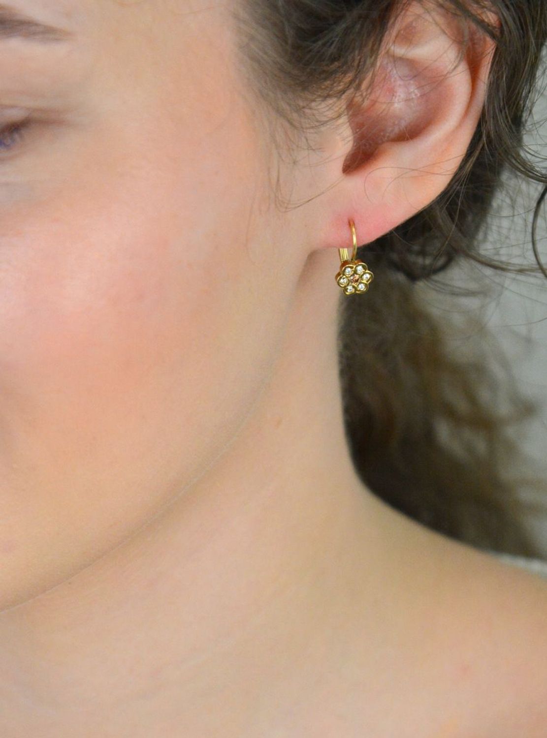 Złote kolczyki kwiatki z różową cyrkonią na środku i białymi wokół 585-  KLC-000000-428-585. Złote kolczyki kwiatki wykonane z 14-karatowego złota ozdobione cyrkoniami to doskonały pomysł na 1.jpg