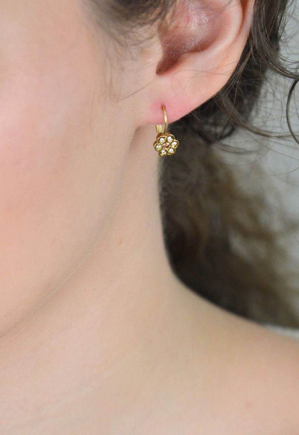 Złote kolczyki kwiatki z różową cyrkonią na środku i białymi wokół 585-  KLC-000000-428-585. Złote kolczyki kwiatki wykonane z 14-karatowego złota ozdobione cyrkoniami to doskonały pomysł na 1.jpg