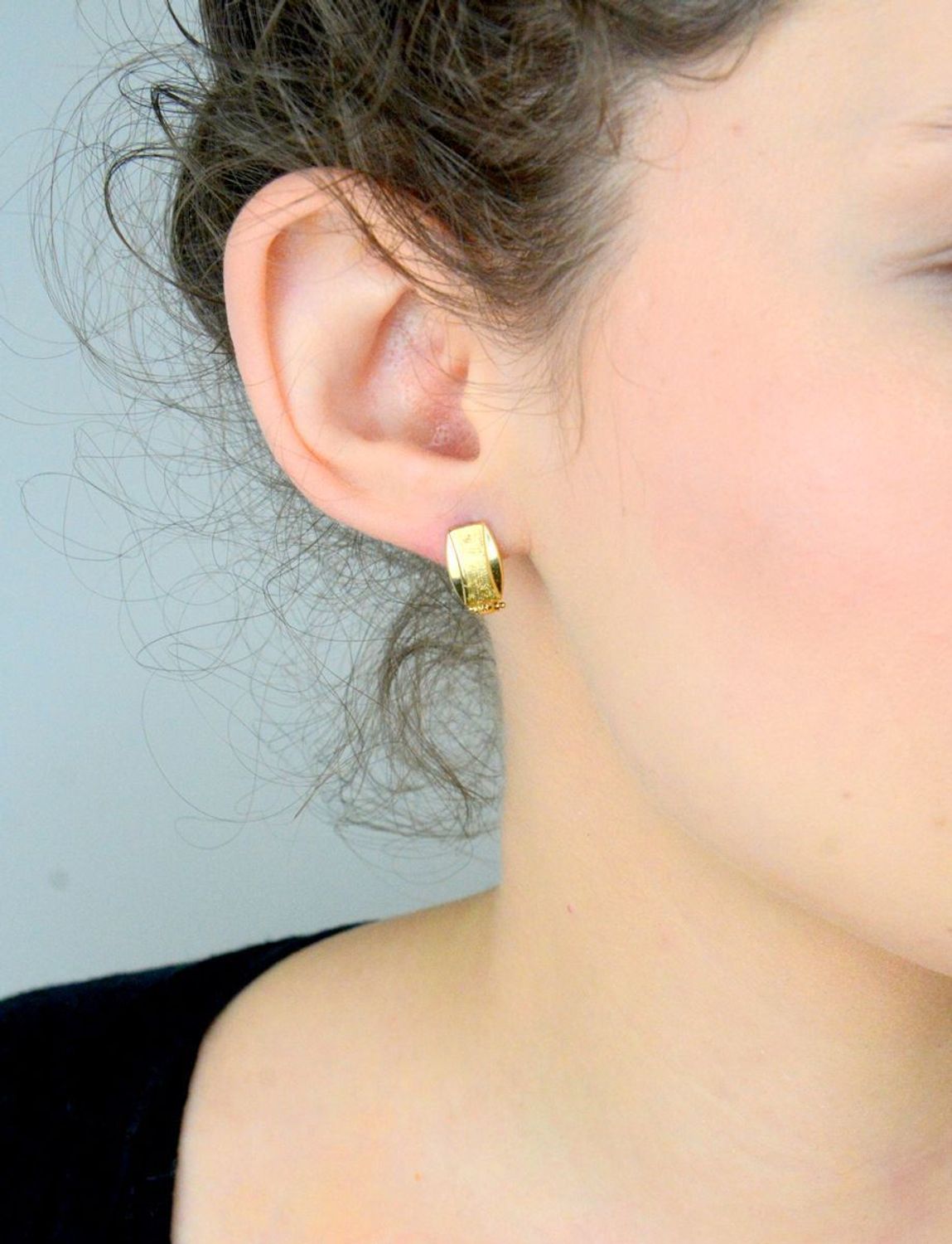 Kolczyki damskie złote próby 585 z elementem błyszczącym i matowym. Kolczyki wykonane z wysokiej jakości złota próby 585 w ciepłym odcieniu żółtego złota to elegancki wybór 1.jpg