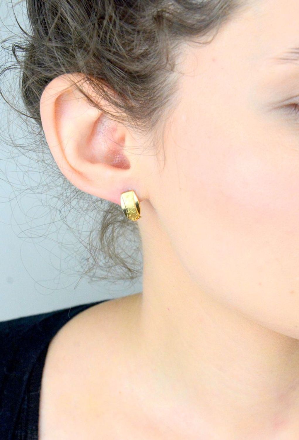 Kolczyki damskie złote próby 585 z elementem błyszczącym i matowym. Kolczyki wykonane z wysokiej jakości złota próby 585 w ciepłym odcieniu żółtego złota to elegancki wybór 1.jpg