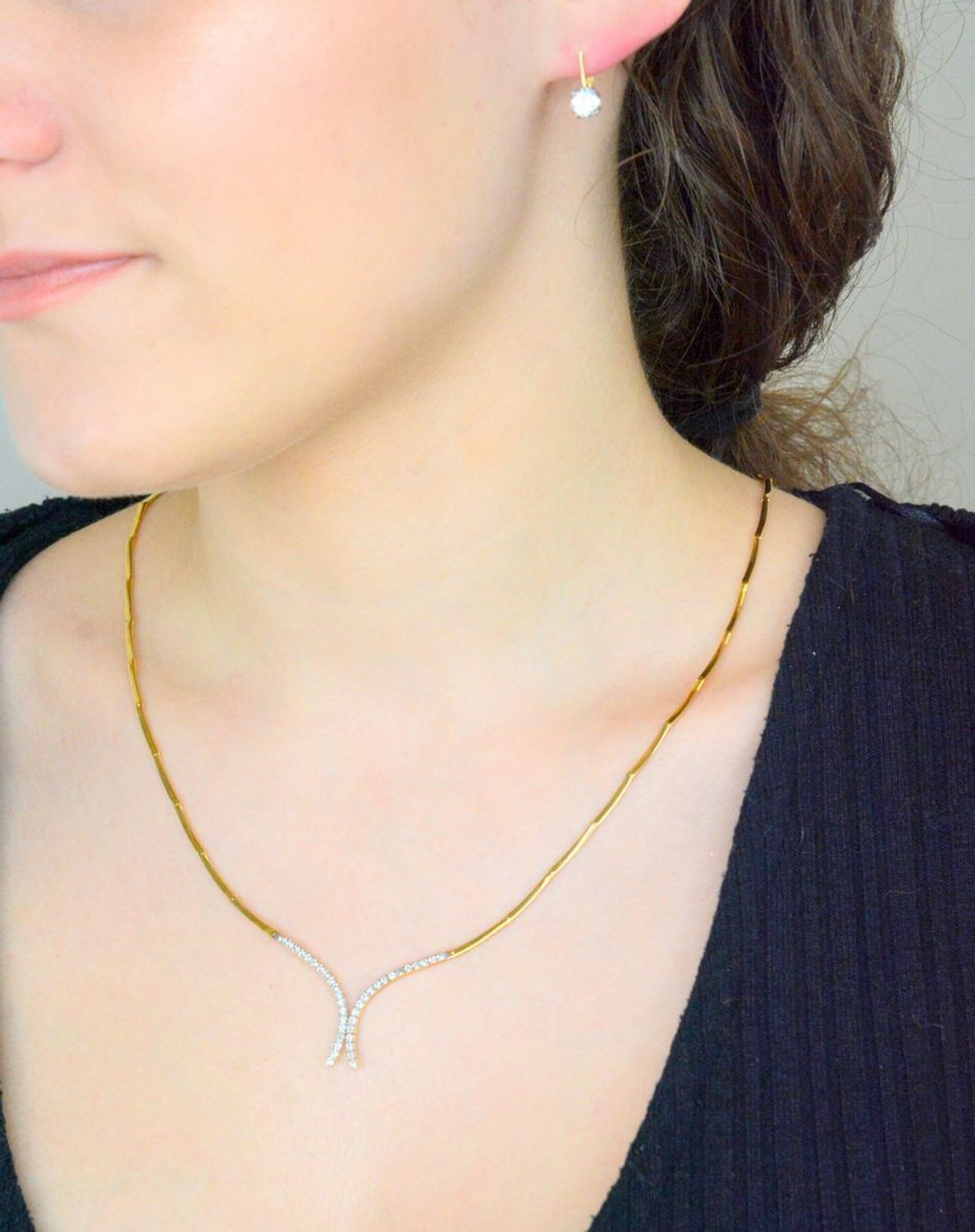 Kolczyki złote damskie z cyrkonią w ozdobnej oprawie z białego złota 585. Eleganckie, złote kolczyki z cyrkonią i zapięciem angielskim to ponadczasowy wybór, który doda blasku każdej stylizacji. Wykonane z wysokiej jakości złota próby 5851.jpg