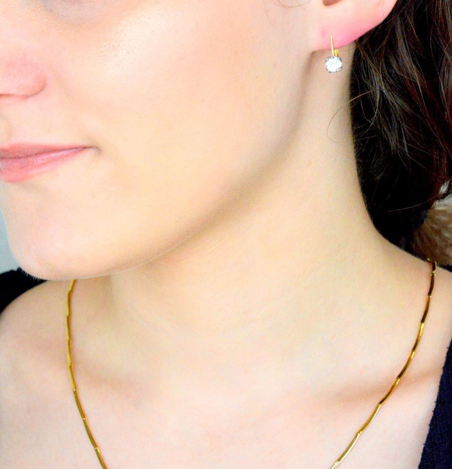 Kolczyki złote damskie z cyrkonią w ozdobnej oprawie z białego złota 585. Eleganckie, złote kolczyki z cyrkonią i zapięciem angielskim to ponadczasowy wybór, który doda blasku każdej stylizacji. Wykonane z wysokiej jakości złota próby 5851.jpg