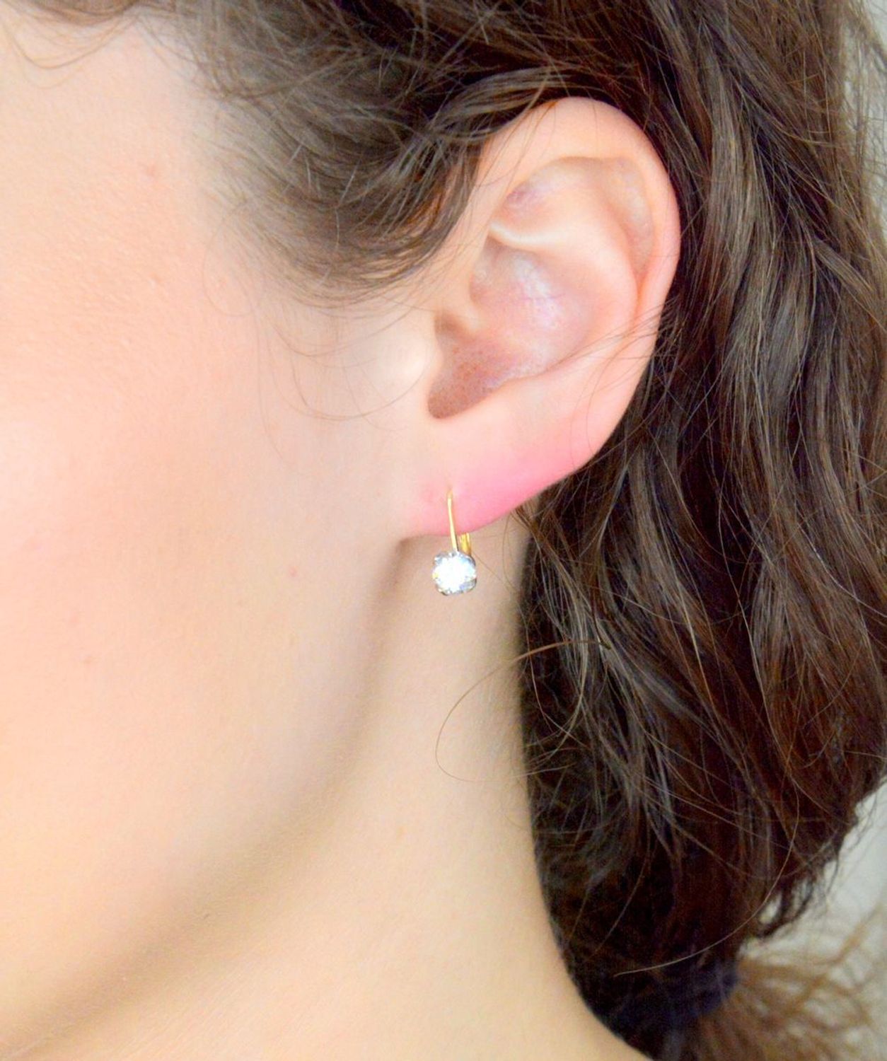 Kolczyki złote damskie z cyrkonią w ozdobnej oprawie z białego złota 585. Eleganckie, złote kolczyki z cyrkonią i zapięciem angielskim to ponadczasowy wybór, który doda blasku każdej stylizacji. Wykonane z wysokiej jakości złota próby 5851.jpg