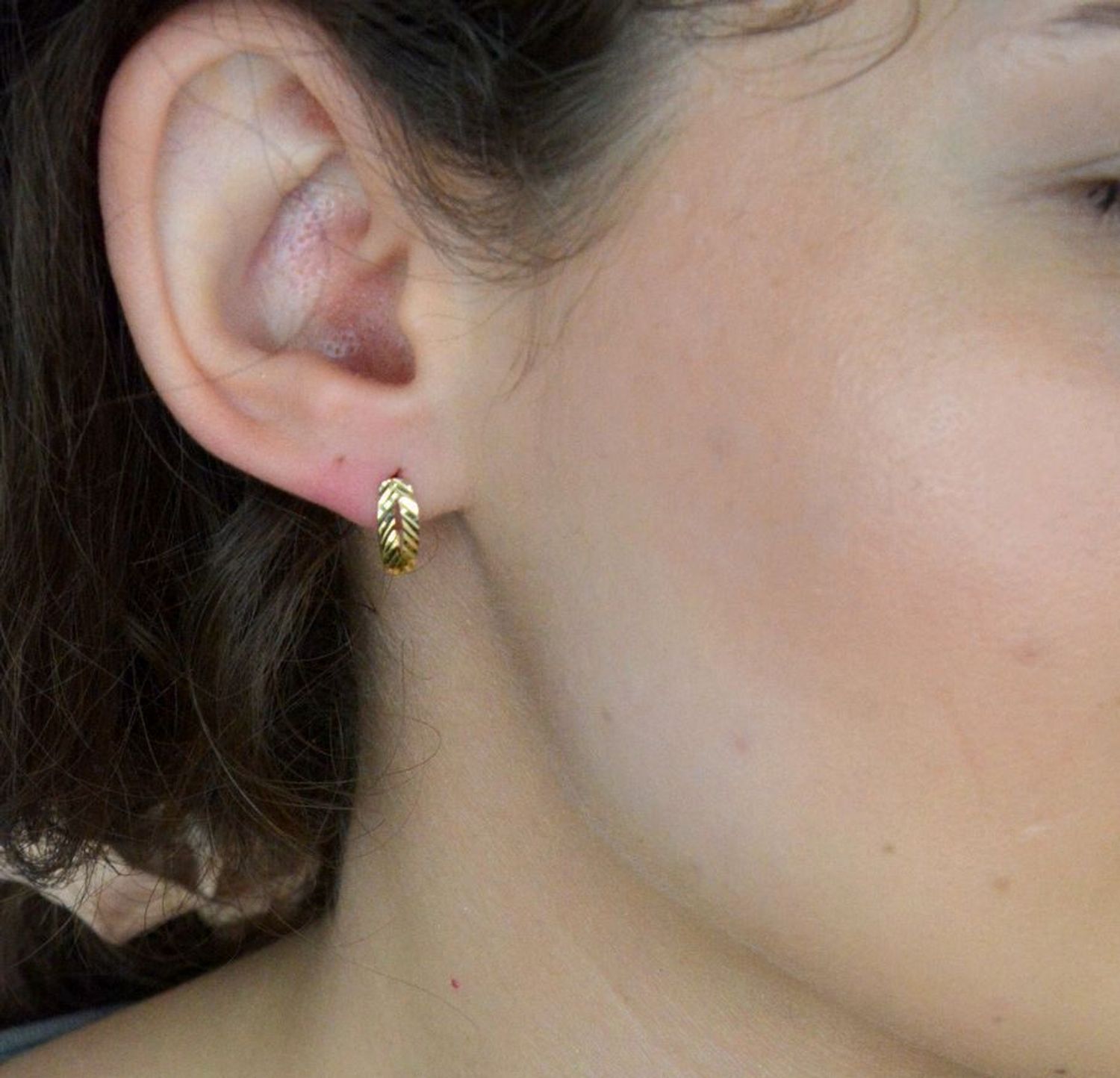 Kolczyki złote zap.ang z grawerem pr 585, KLC-000000-436-585 Kolczyki złote zapinane na angielski zamek z grawerem próby 585 o wadze 1,20 grama to 1.jpg