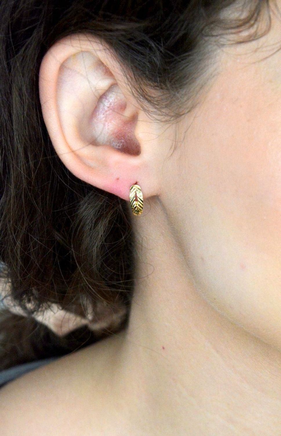 Kolczyki złote zap.ang z grawerem pr 585, KLC-000000-436-585 Kolczyki złote zapinane na angielski zamek z grawerem próby 585 o wadze 1,20 grama to 1.jpg