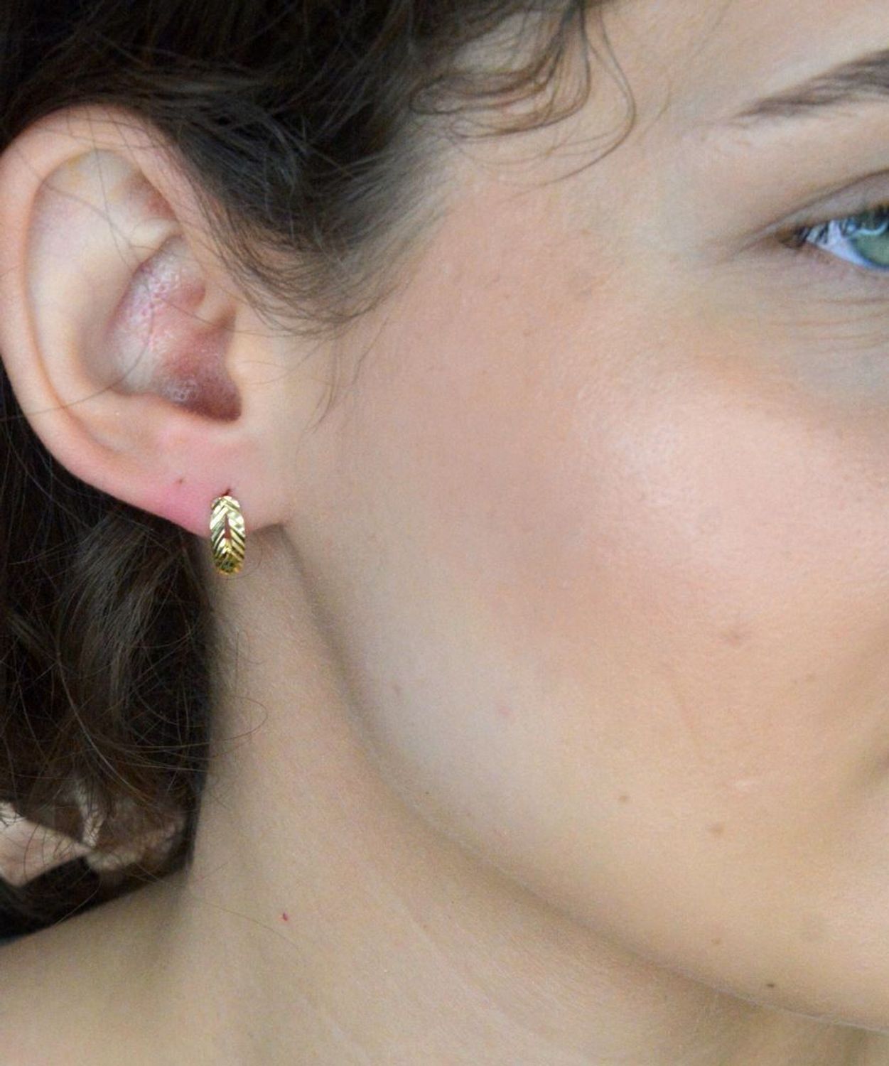 Kolczyki złote zap.ang z grawerem pr 585, KLC-000000-436-585 Kolczyki złote zapinane na angielski zamek z grawerem próby 585 o wadze 1,20 grama to 1.jpg